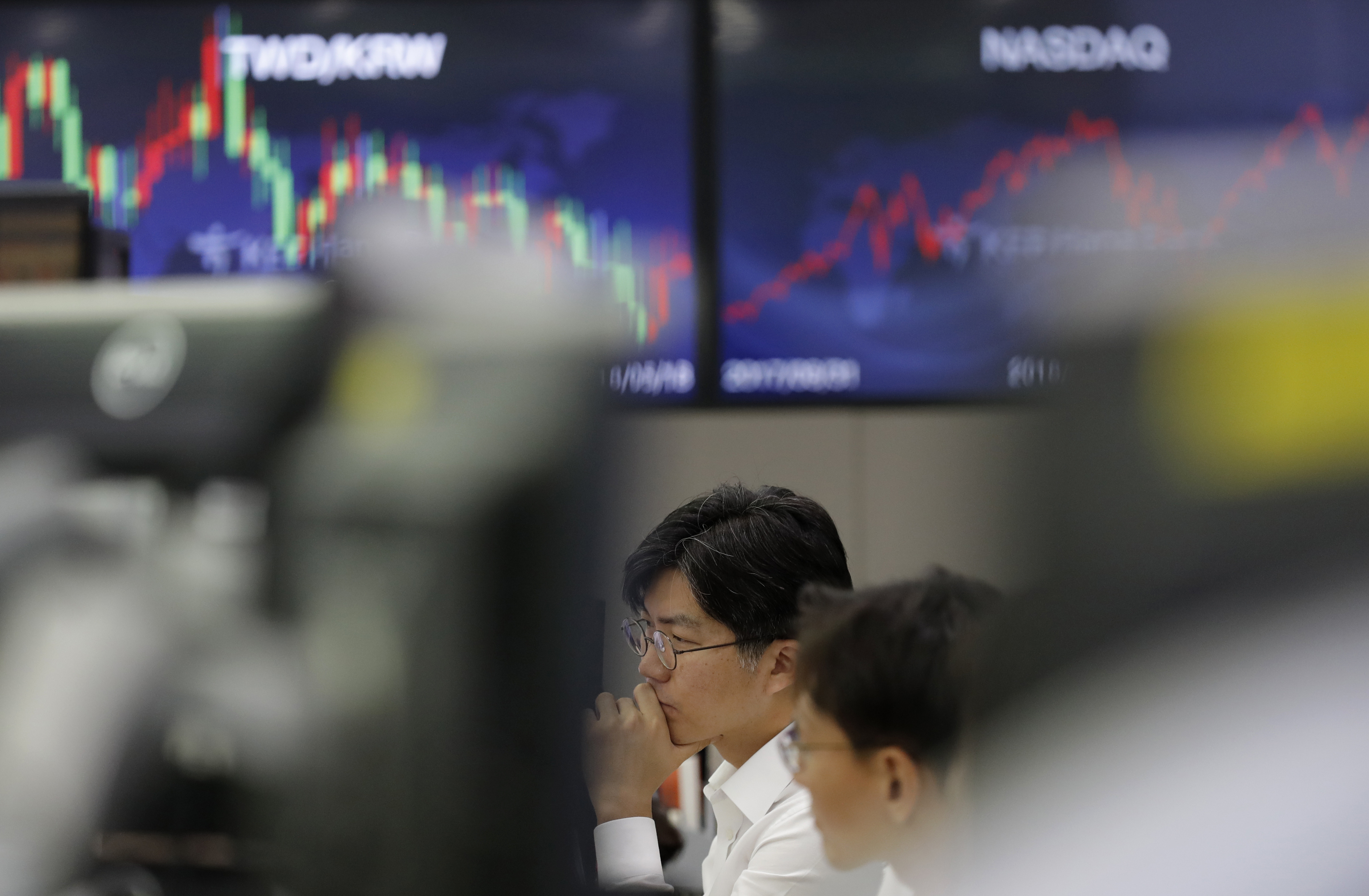 Global stocks mixed amid Brexit, trade uncertainty