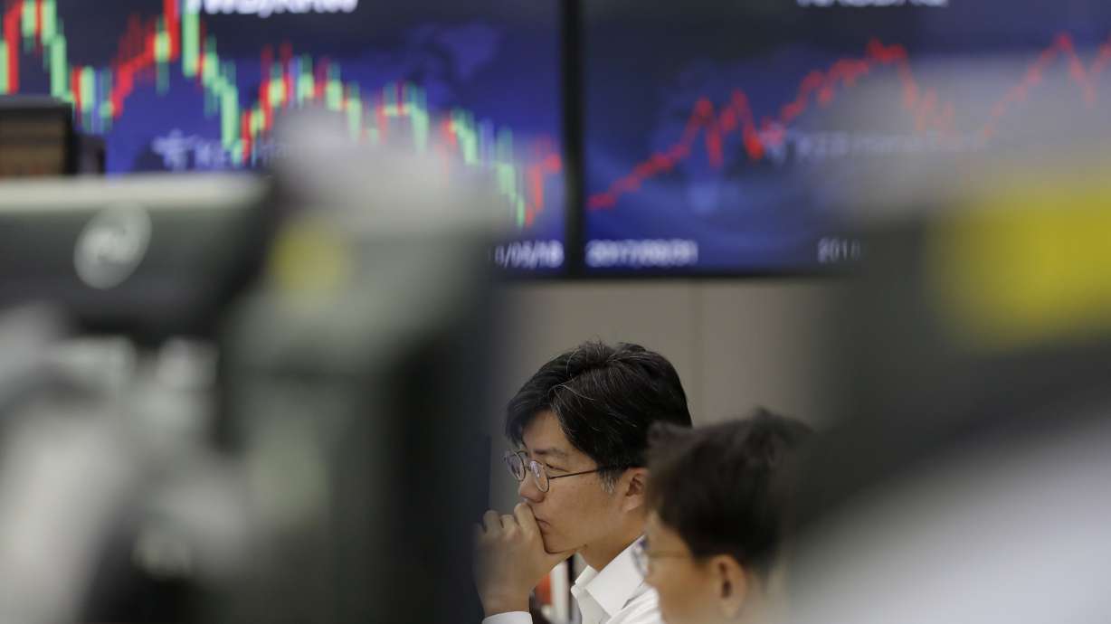Global stocks mixed amid Brexit, trade uncertainty