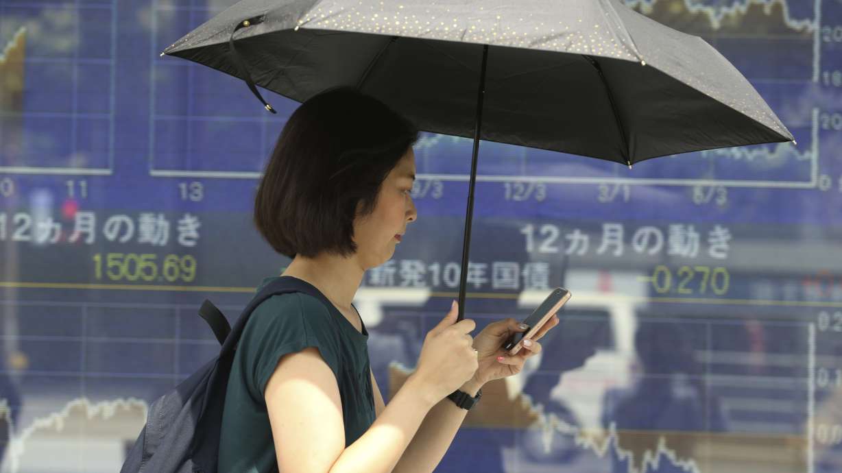 Asian stocks mixed after US, Chinese tariff hikes
