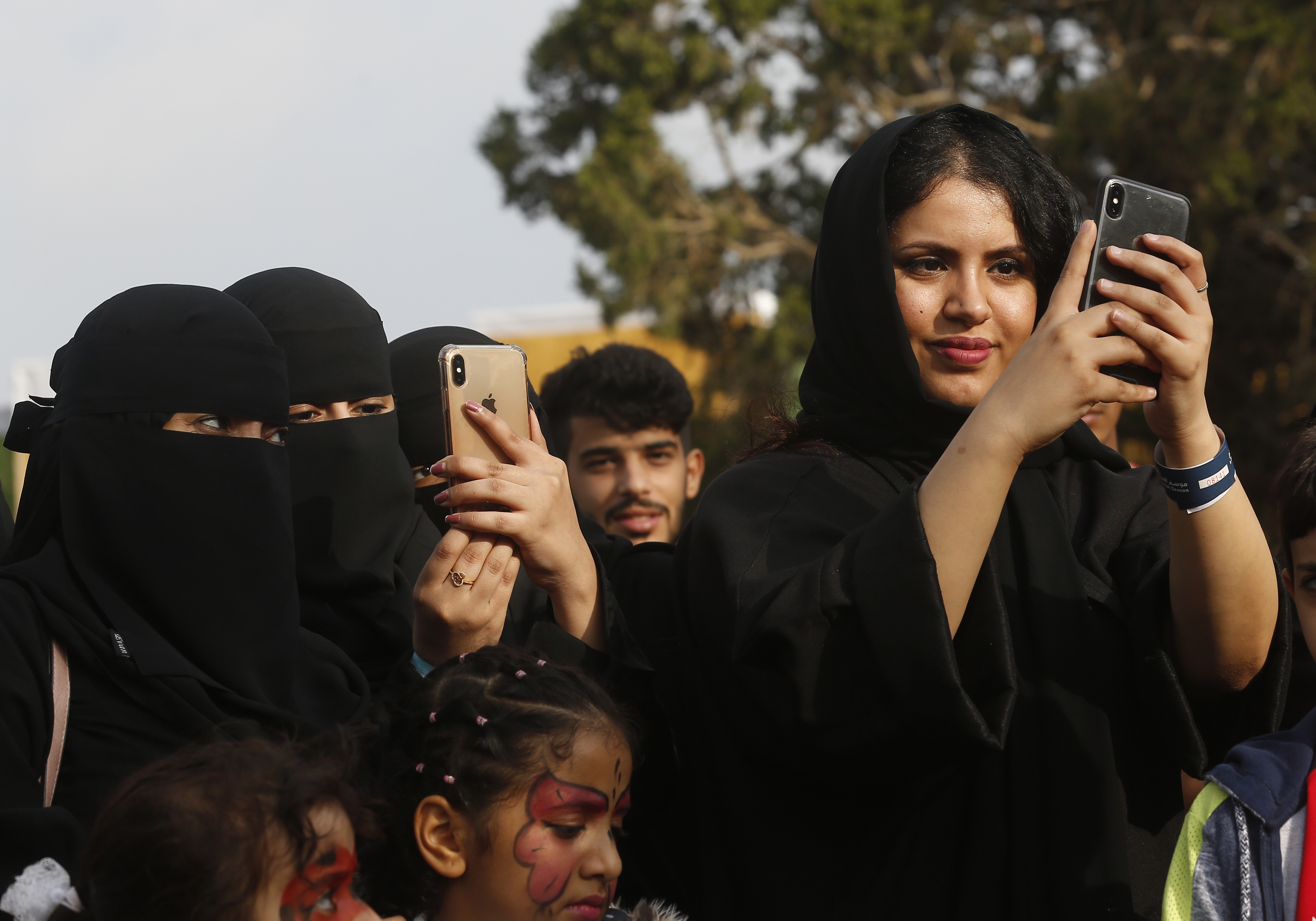 Saudi festival showcases green mountains, flower crowns