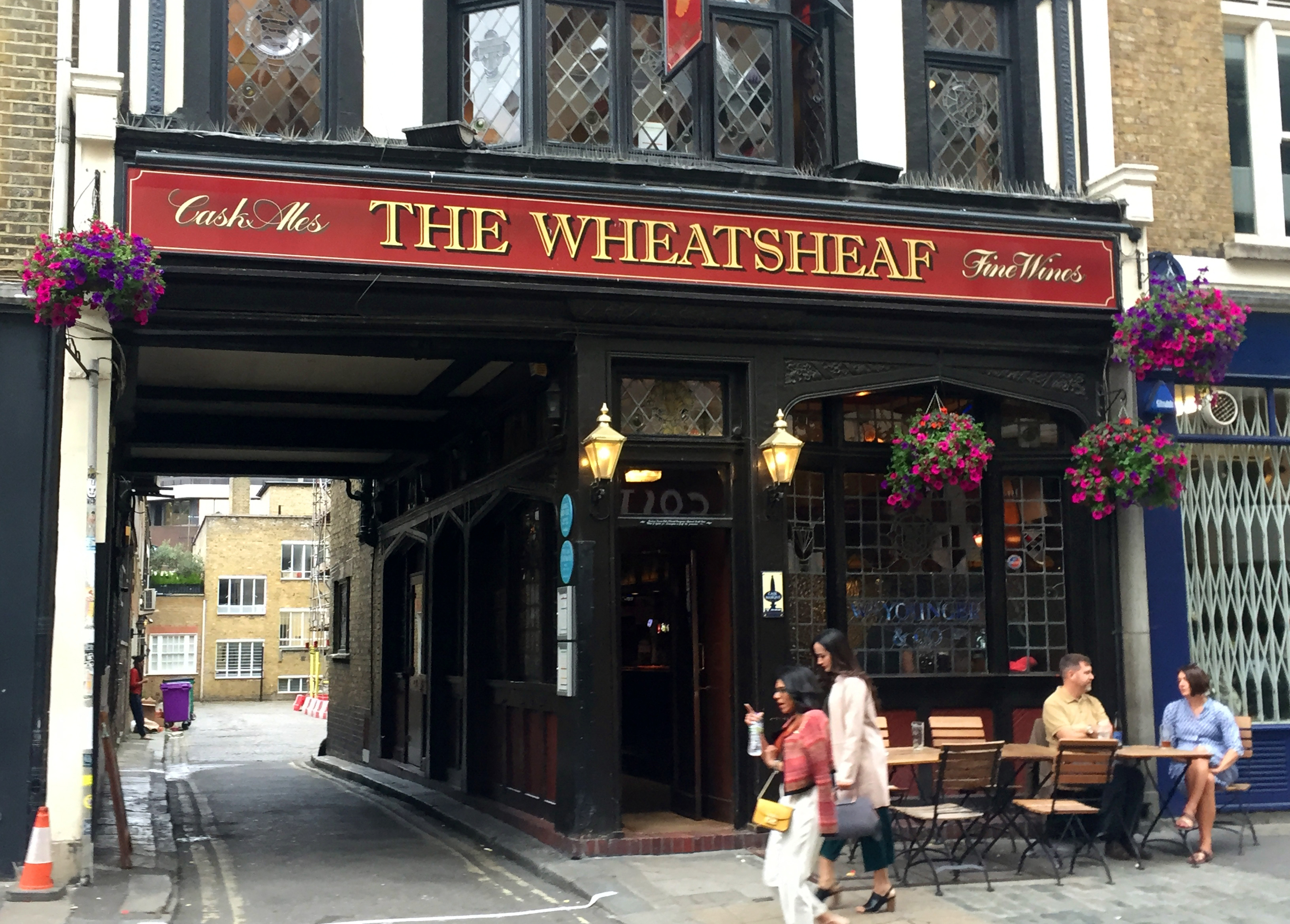 'London literary pub' tour brings writers and writing home
