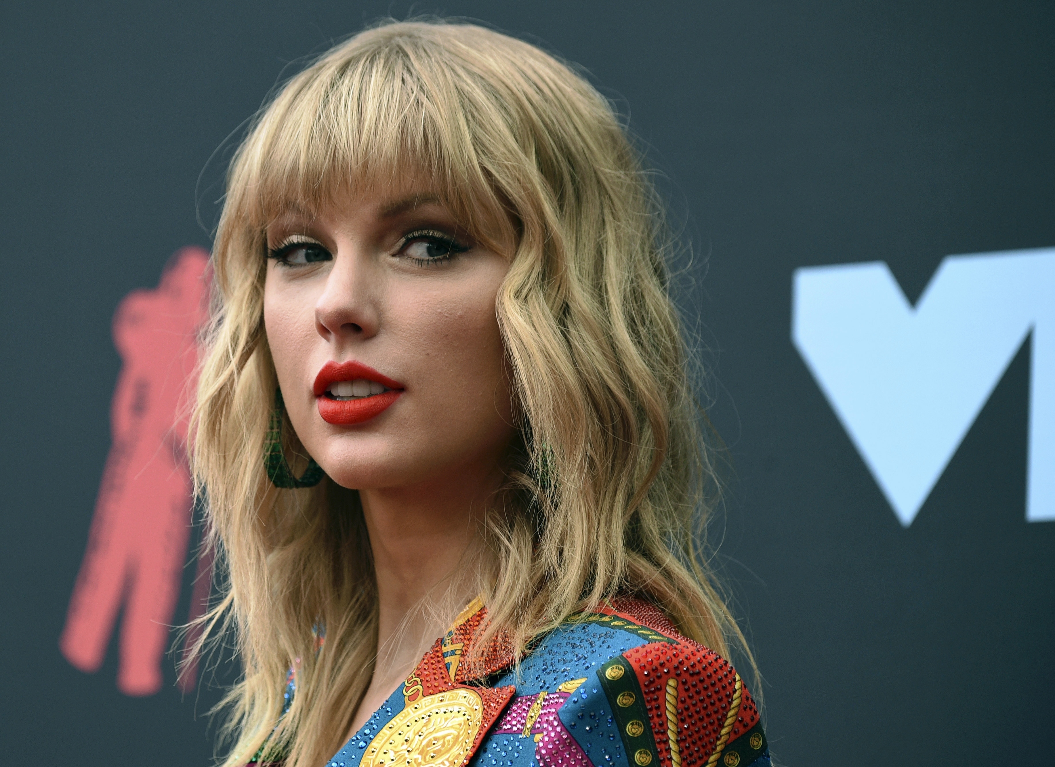 Police: Man broke into Taylor Swift's home, took off shoes