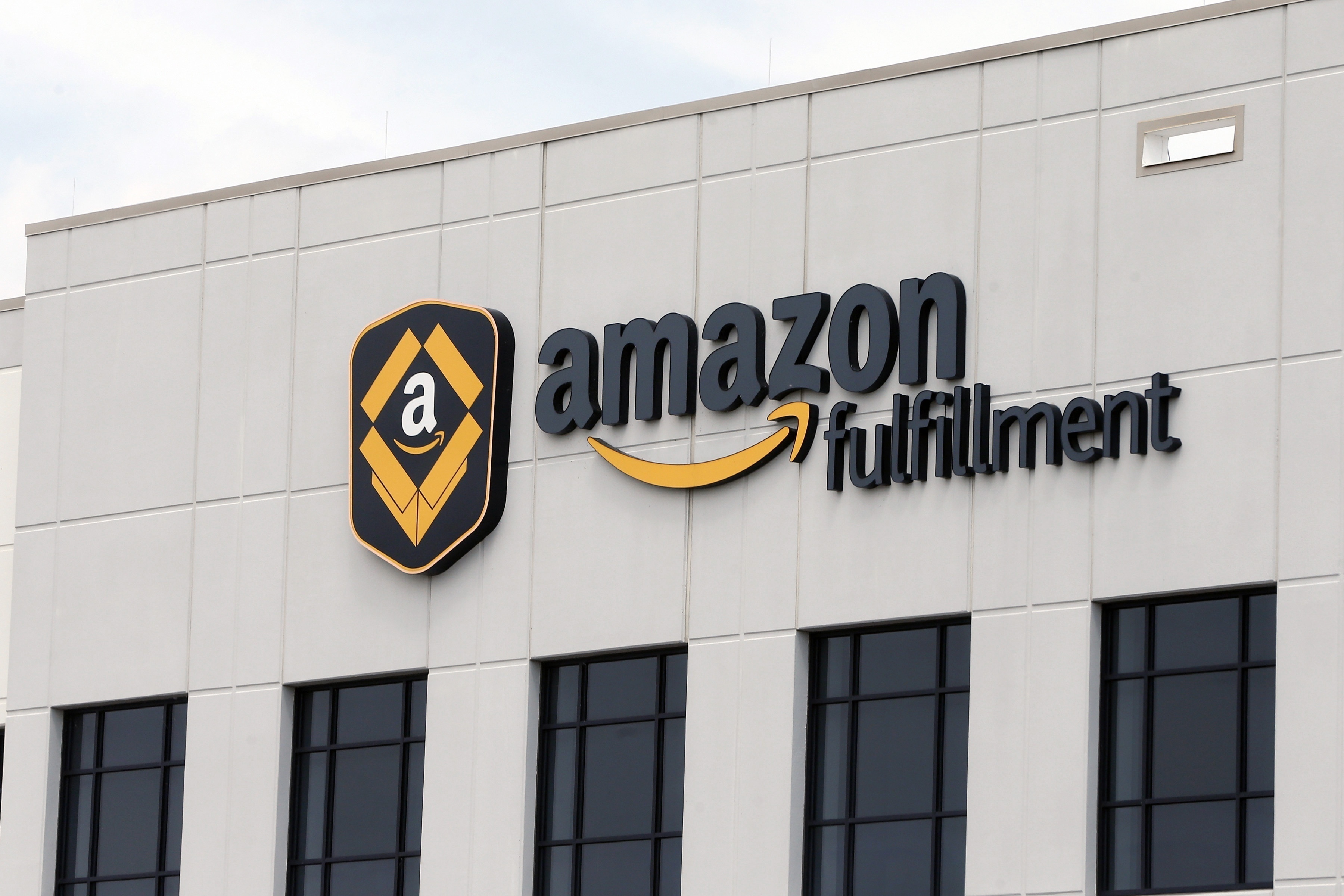 Looking to hire 30,000, Amazon plans nationwide job fairs