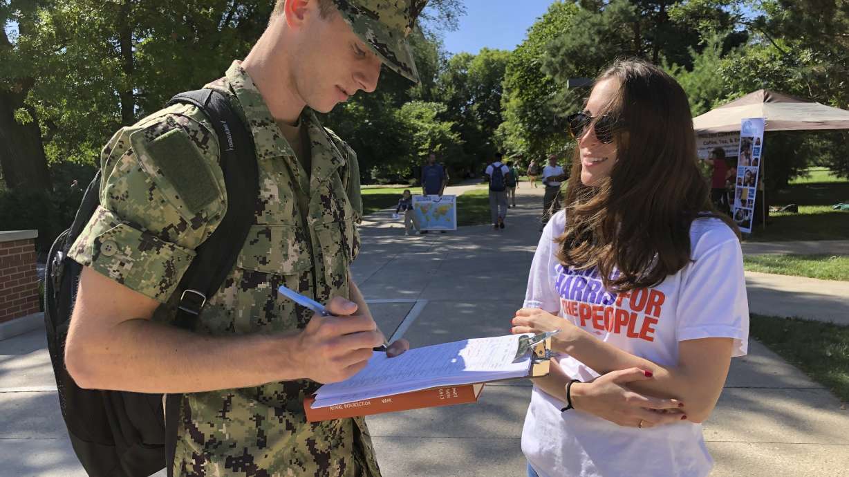 Democratic candidates look for edge on Iowa's campuses