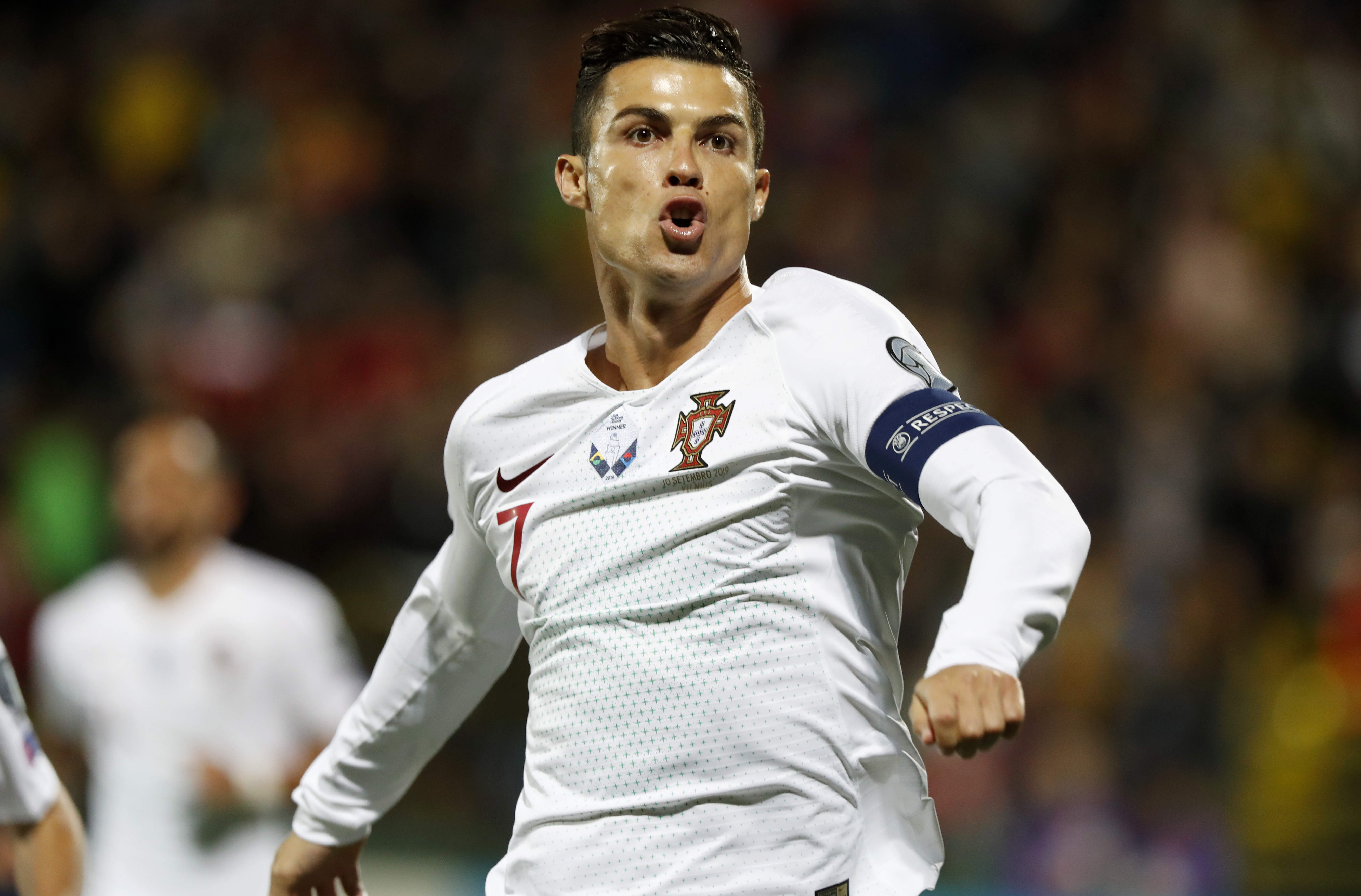 Portugal routs Lithuania 5-1 with 4 goals by Ronaldo