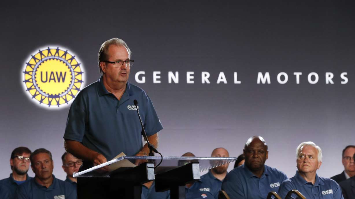 Strike looms at GM as UAW extends Ford, Fiat Chrysler pacts