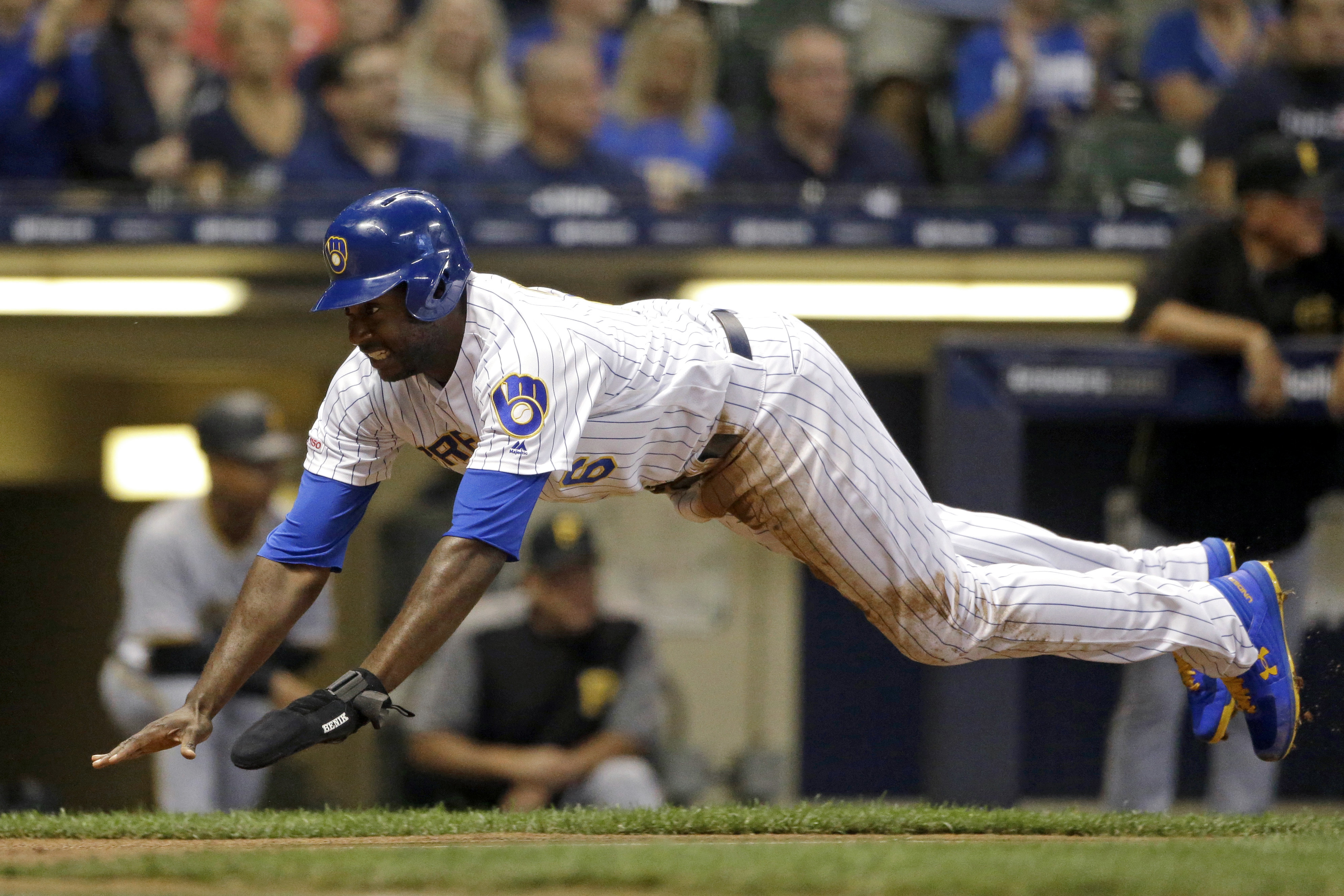 Anderson pitches 6 scoreless, Brewers stretch wild-card lead