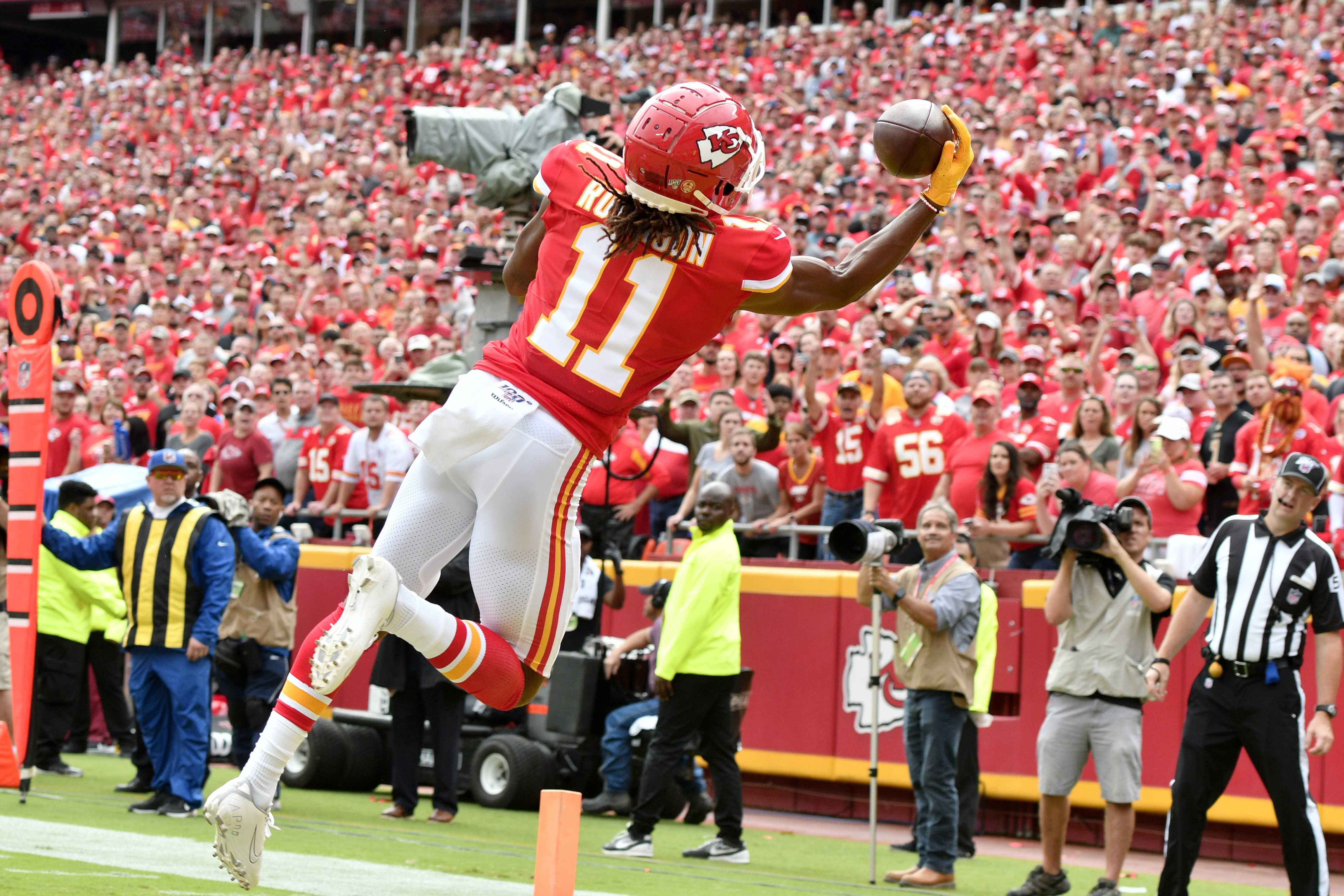 Mahomes throws 3 TD passes as Chiefs hold off Ravens, 33-28