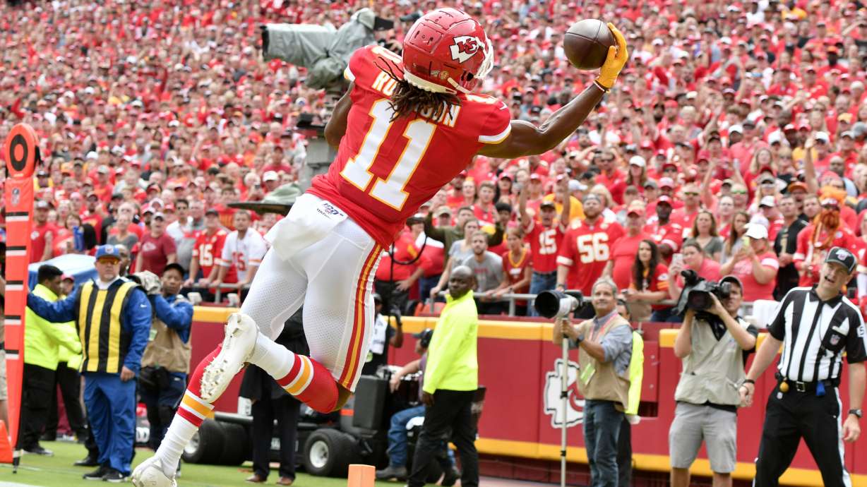 Mahomes throws 3 TD passes as Chiefs hold off Ravens, 33-28
