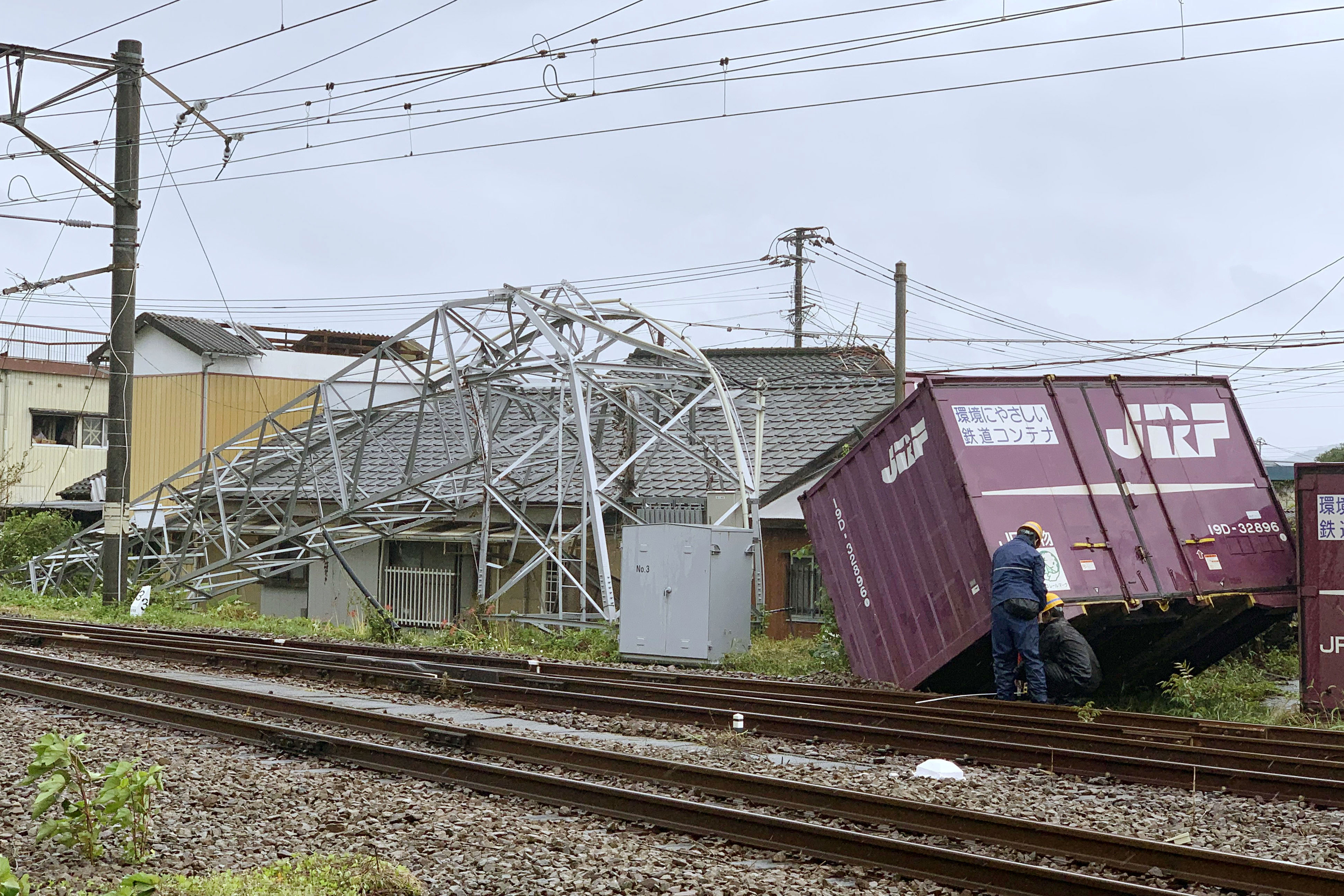 Powerful typhoon causes minor injuries, damage in S. Korea