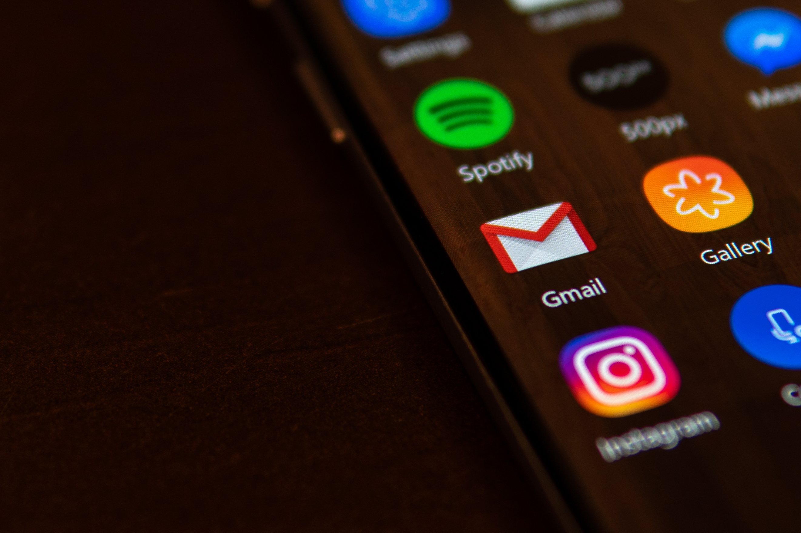 Gmail dark mode begins rolling out to users
