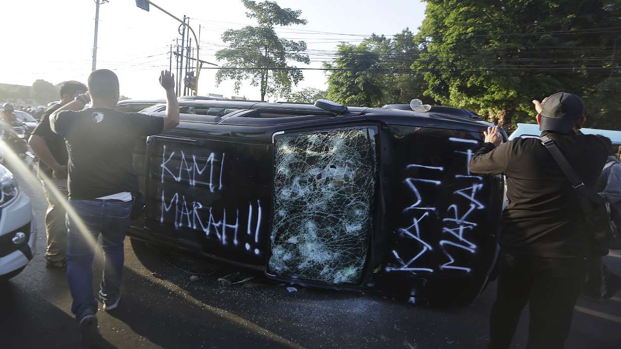 Police: 2 die in violent Indonesian student protests