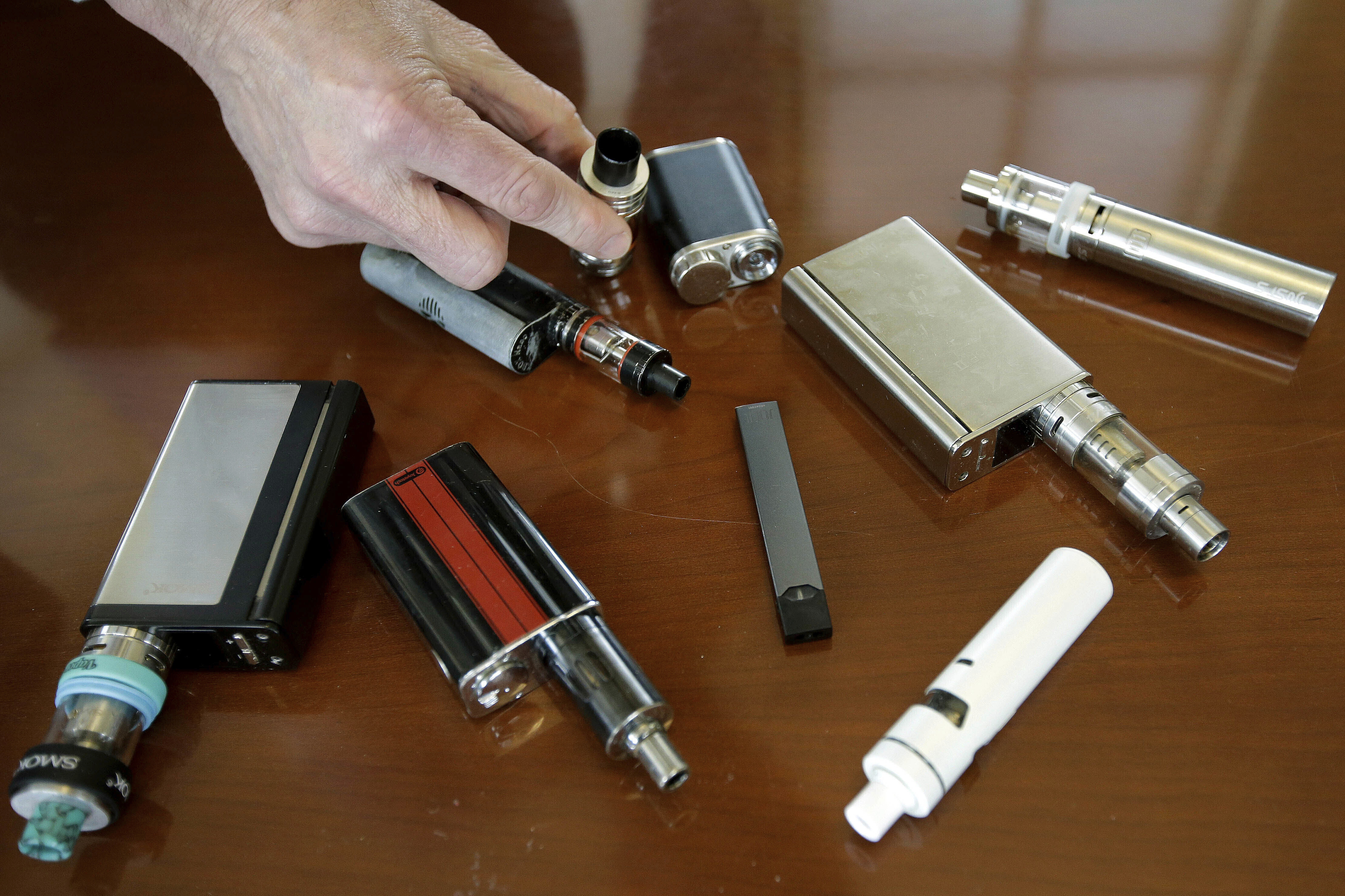 US vaping illness count jumps to 805, deaths rise to 12