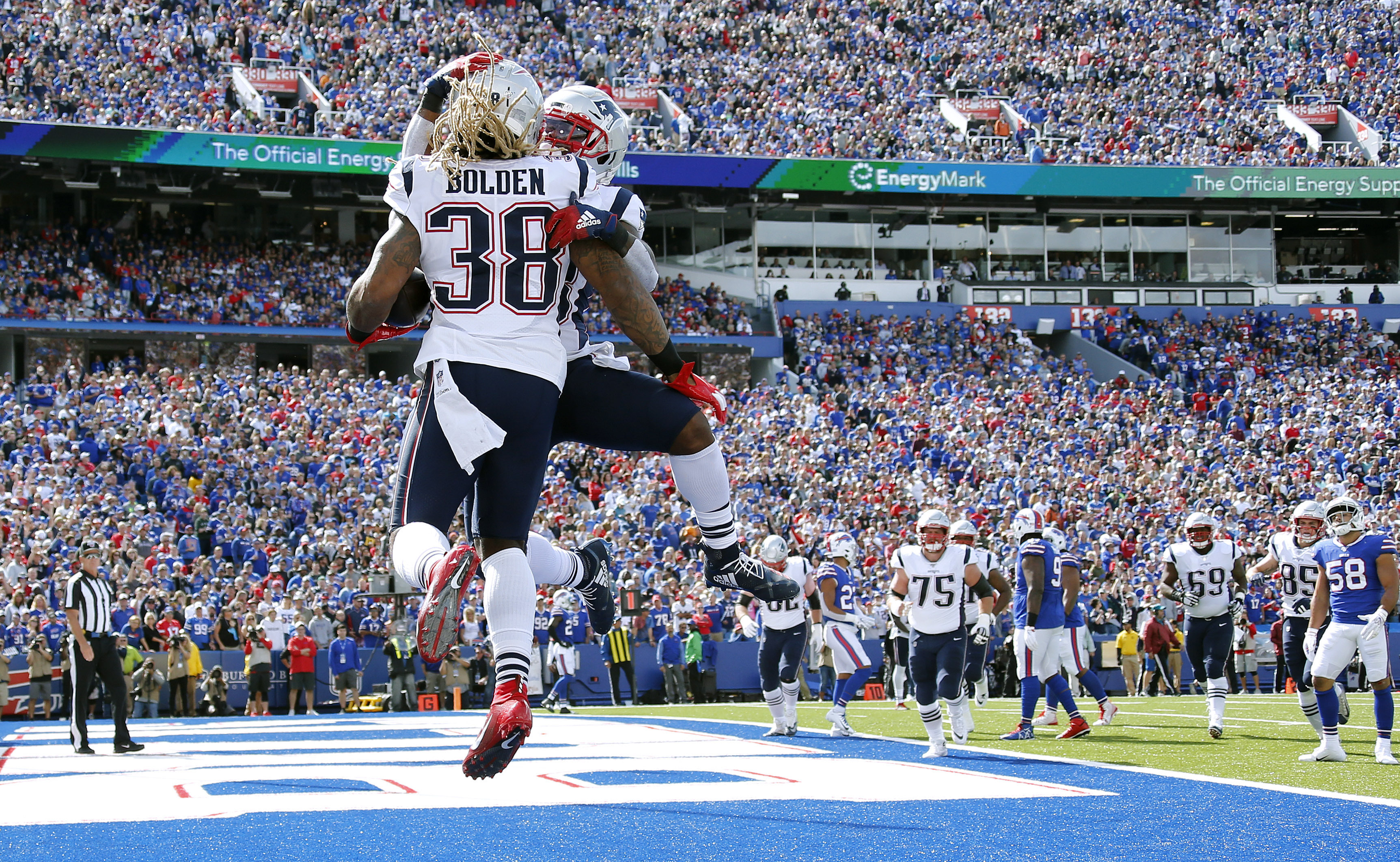 Patriots stay undefeated, hang on to beat Bills 16-10