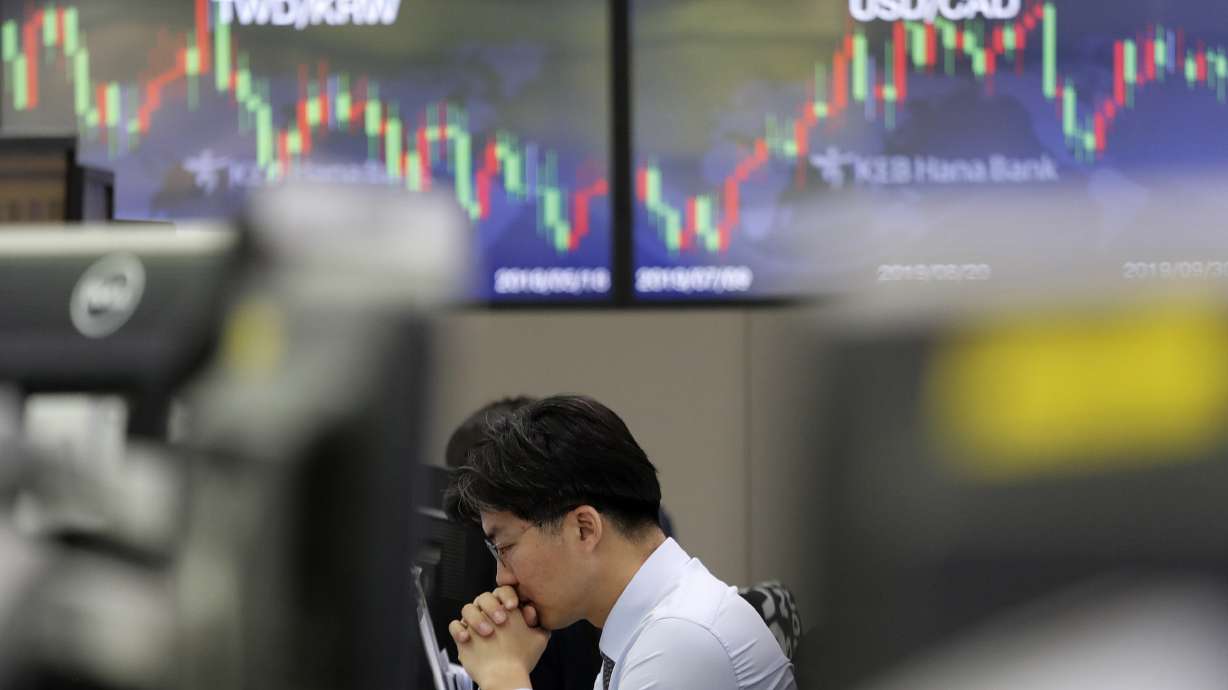Asian shares mixed as Chinese markets head into holidays