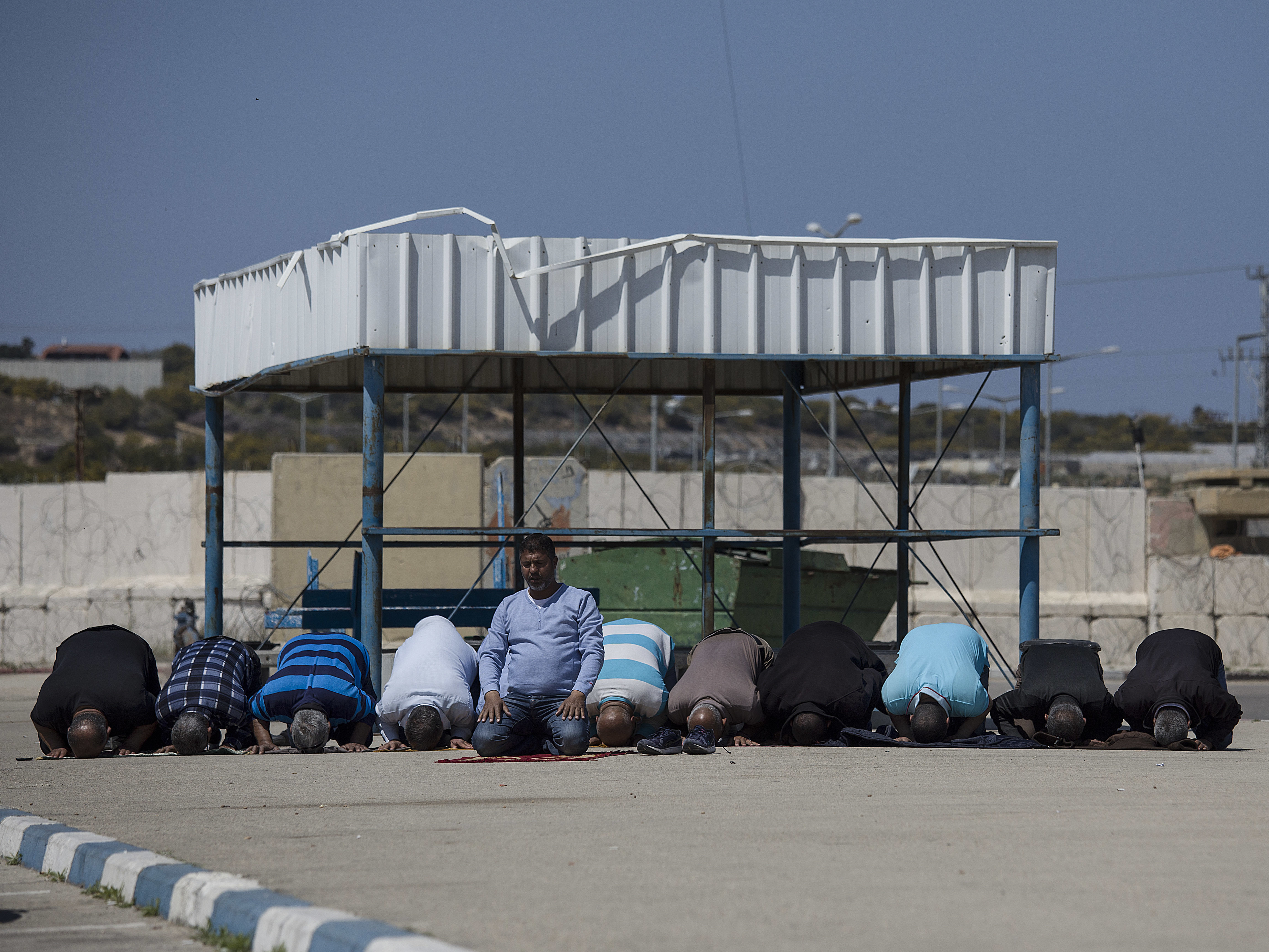 Israel quietly lets in Gaza workers in bid to ease tensions