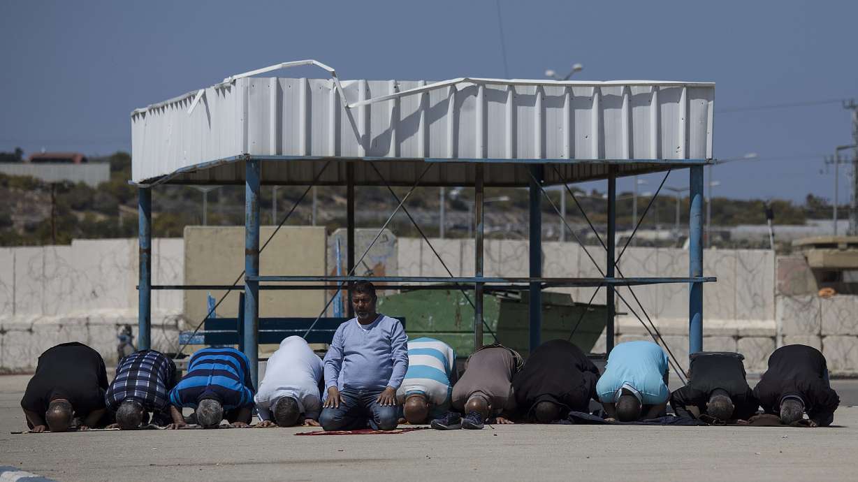 Israel quietly lets in Gaza workers in bid to ease tensions
