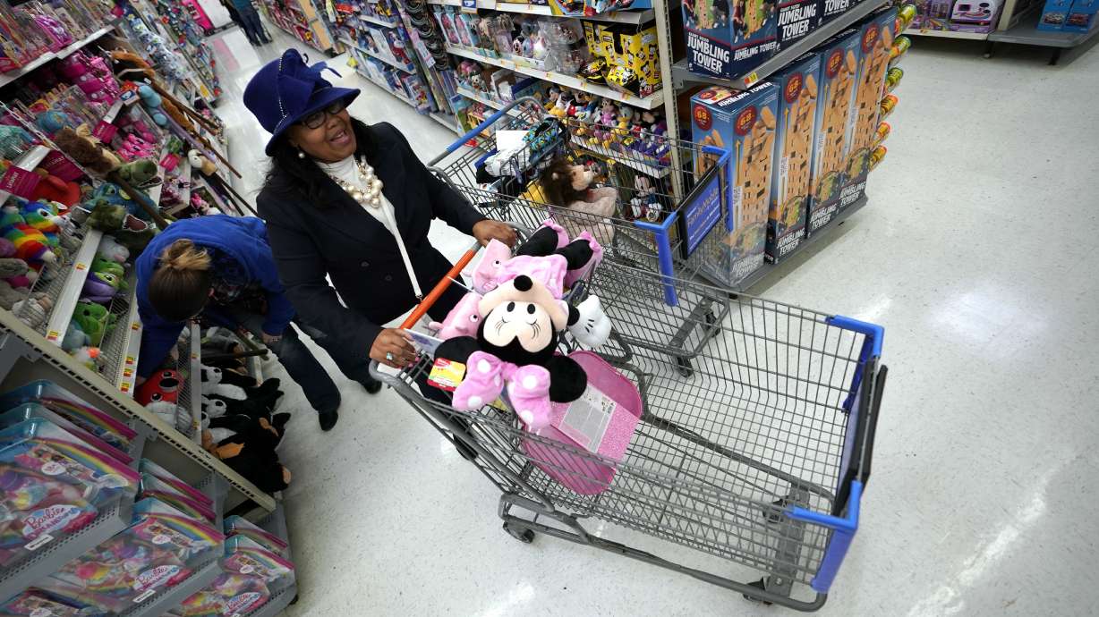 National Retail Federation forecasts solid holiday growth