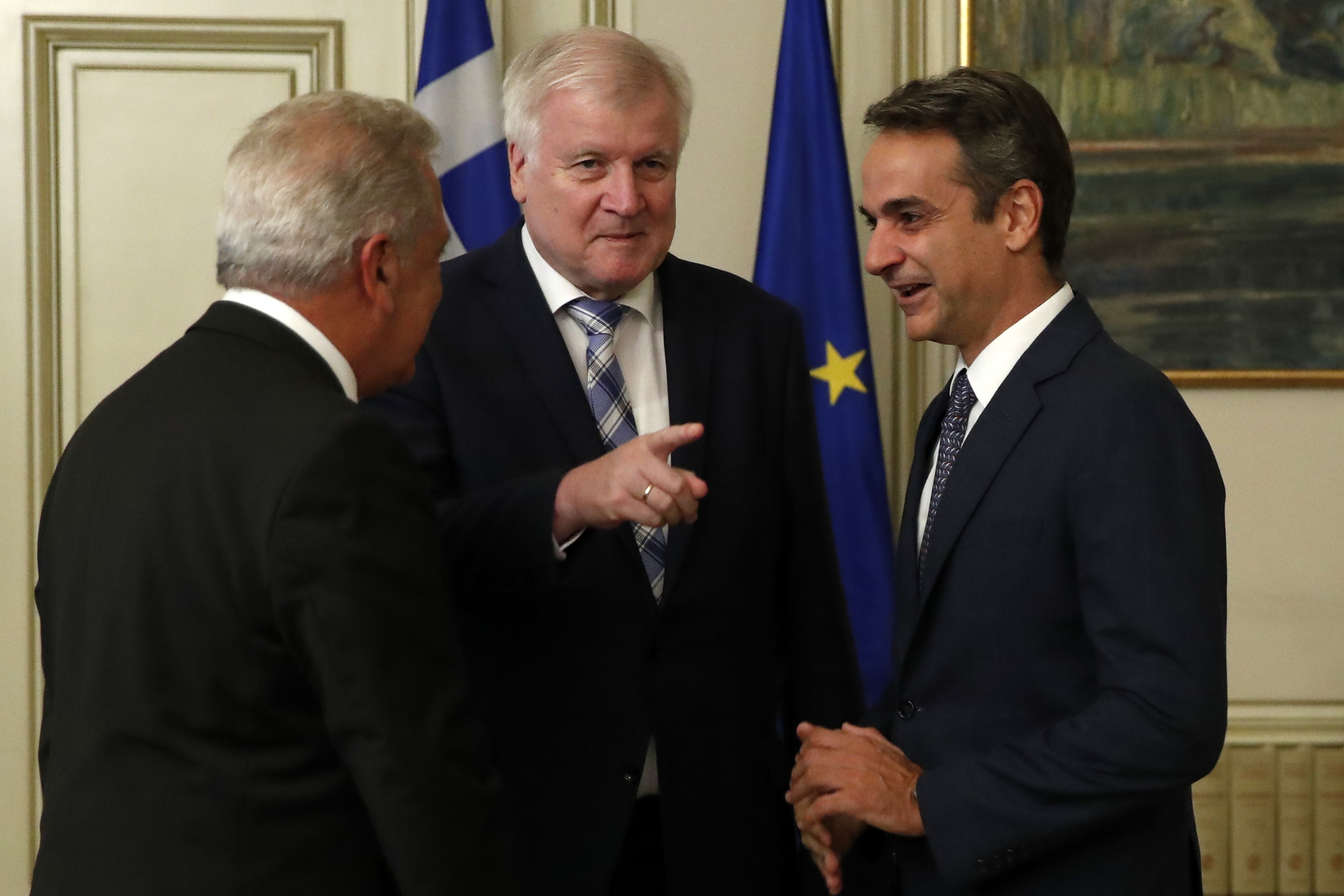 Greece transfers 570 migrants from overcrowded camp