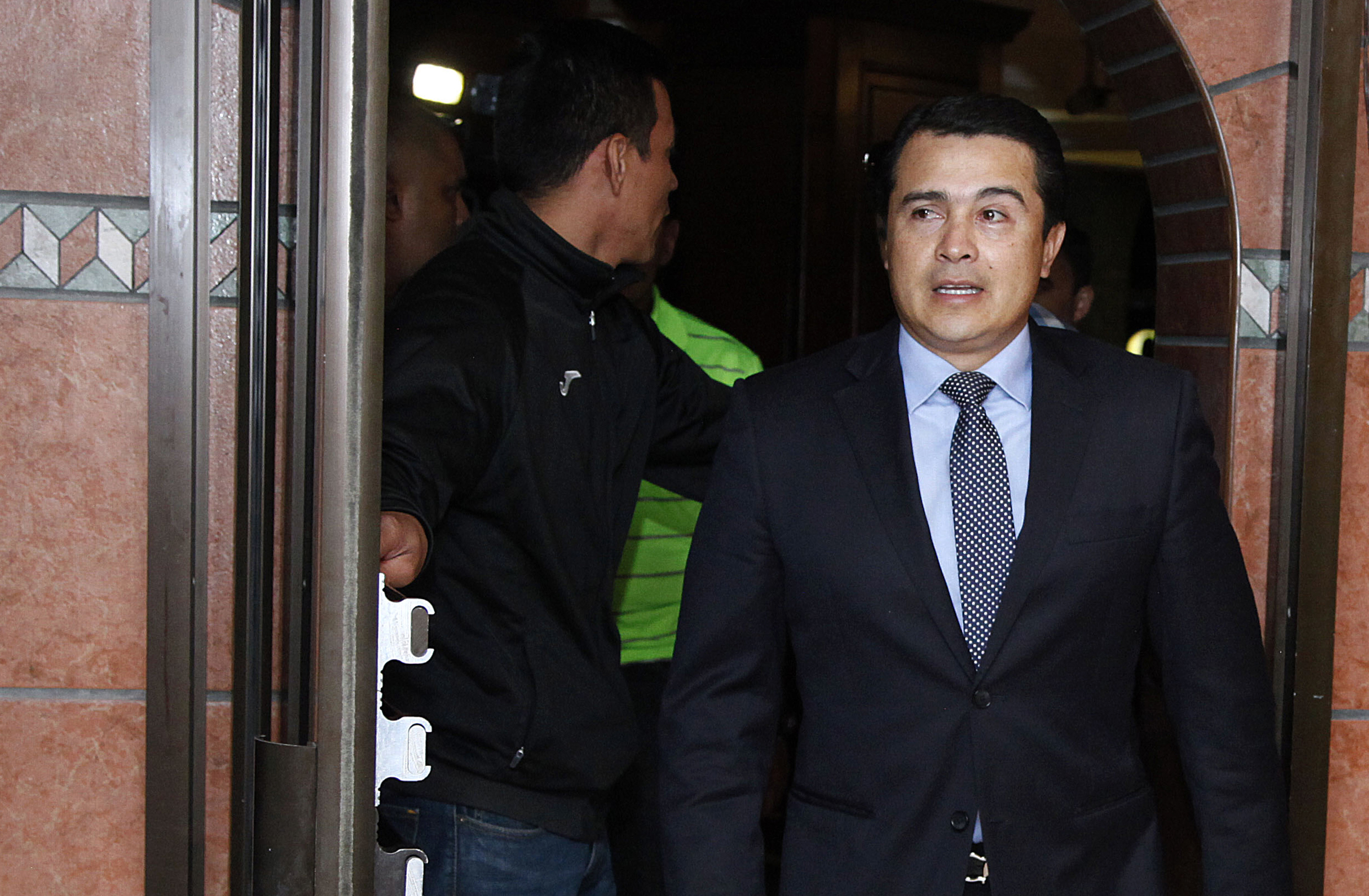 Witness: 'El Chapo' gave $1M to Honduran president's brother