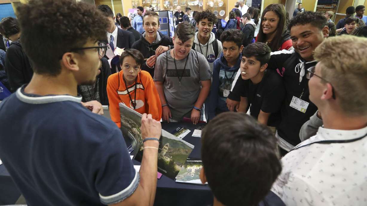 Summit encourages Utah junior high students to attend college, become leaders