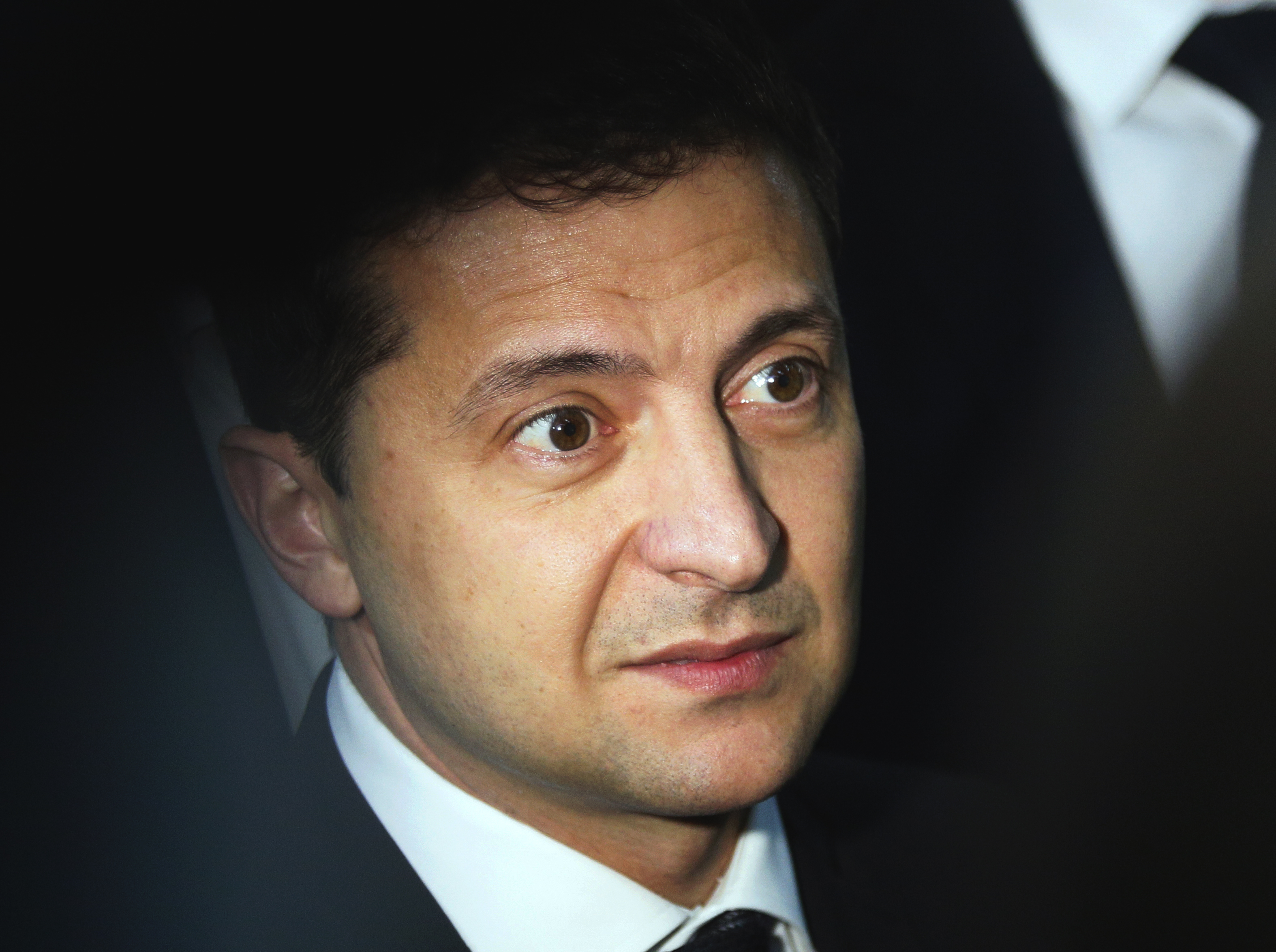 Ukraine's Zelenskiy plays hot and cold with Trump team