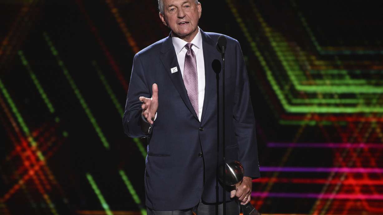 Hall of Fame coach Jim Calhoun denies sex bias claims