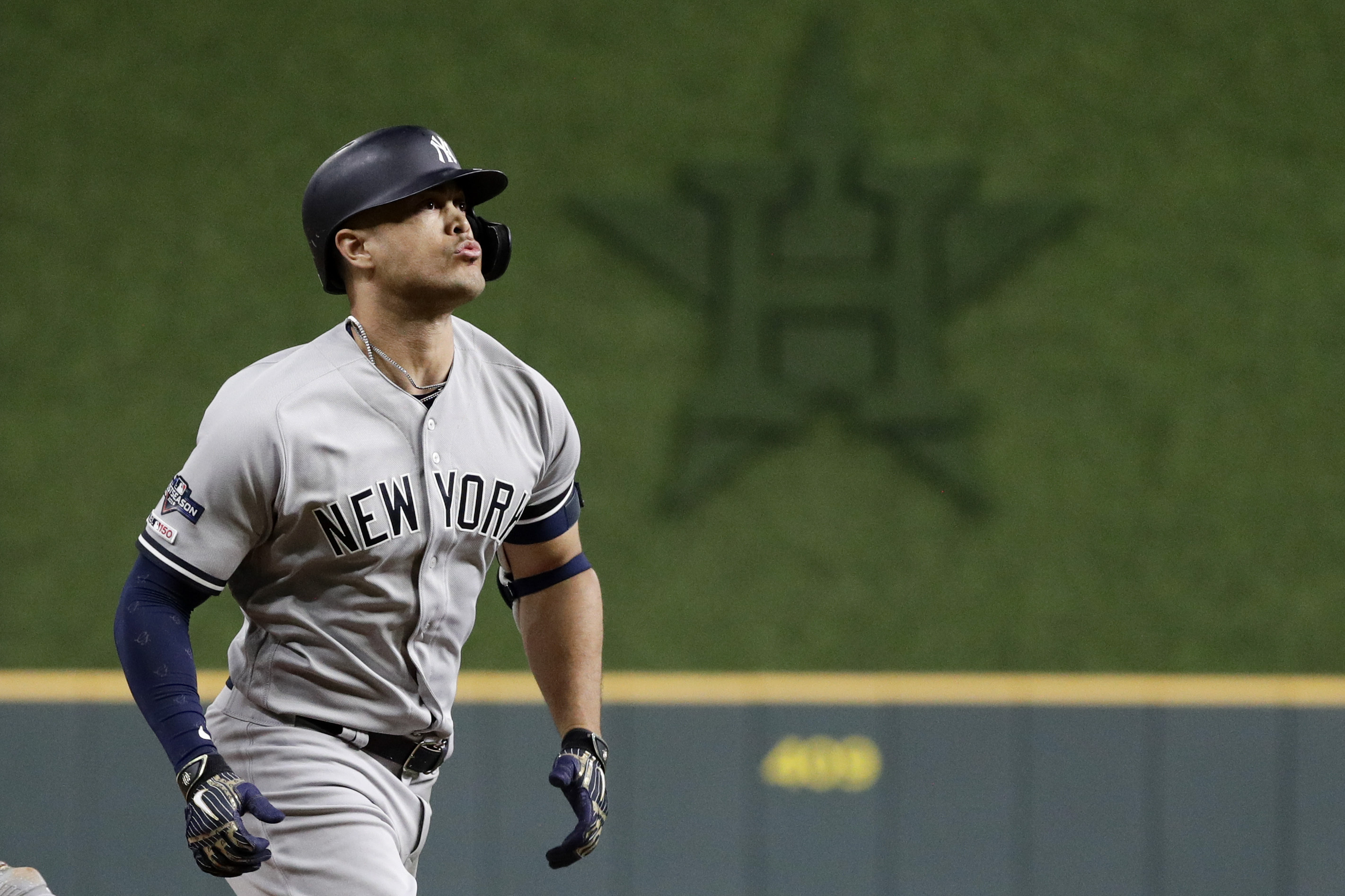 Yankees' Stanton out for ALCS Game 2 with quad injury