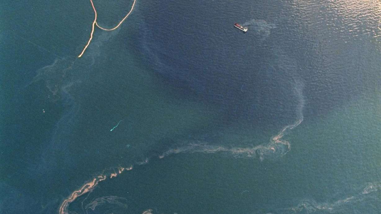 Alaska to look at oil spill plan requirements