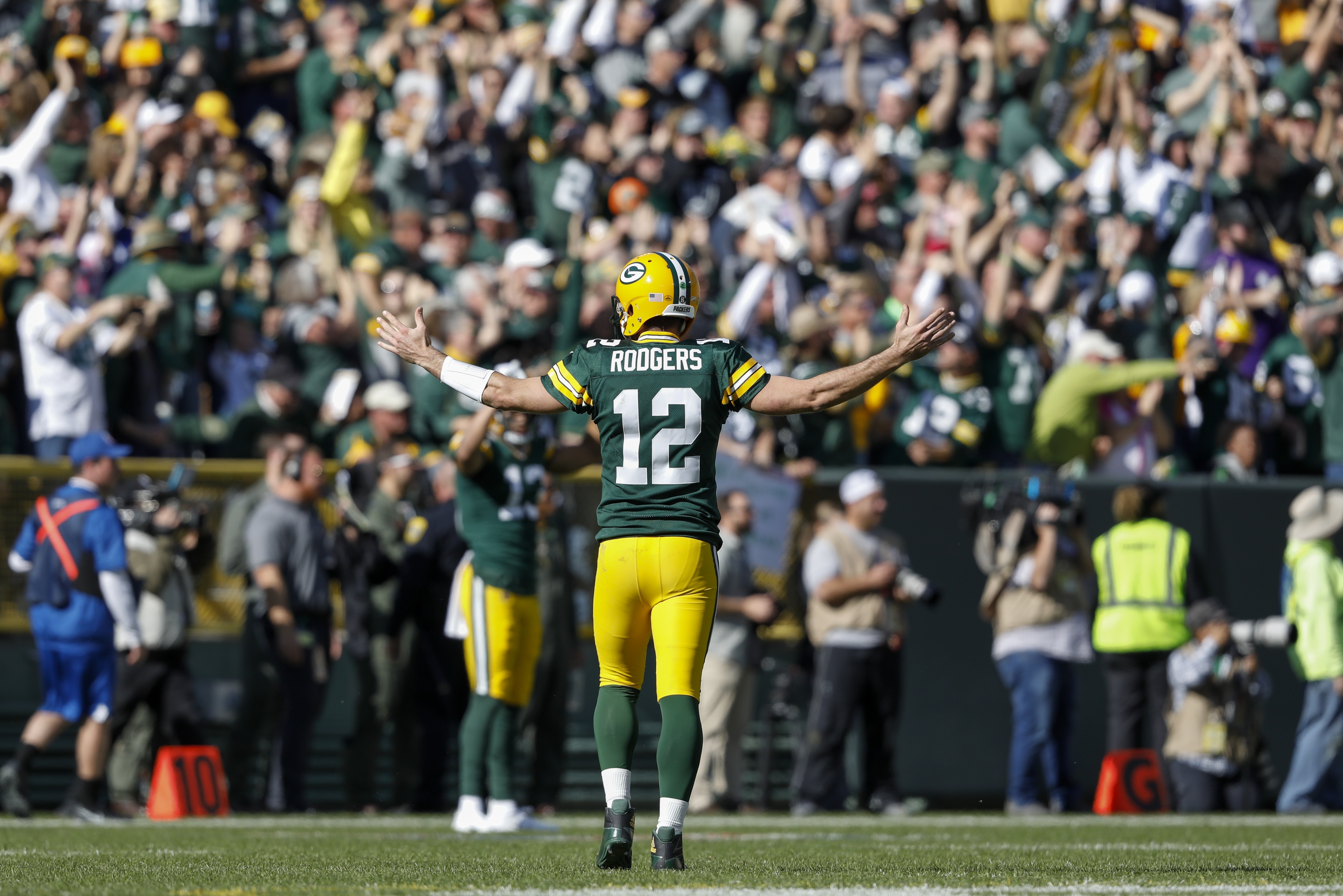 Rodgers throws 5 TD passes, Packers gash Raiders 42-24