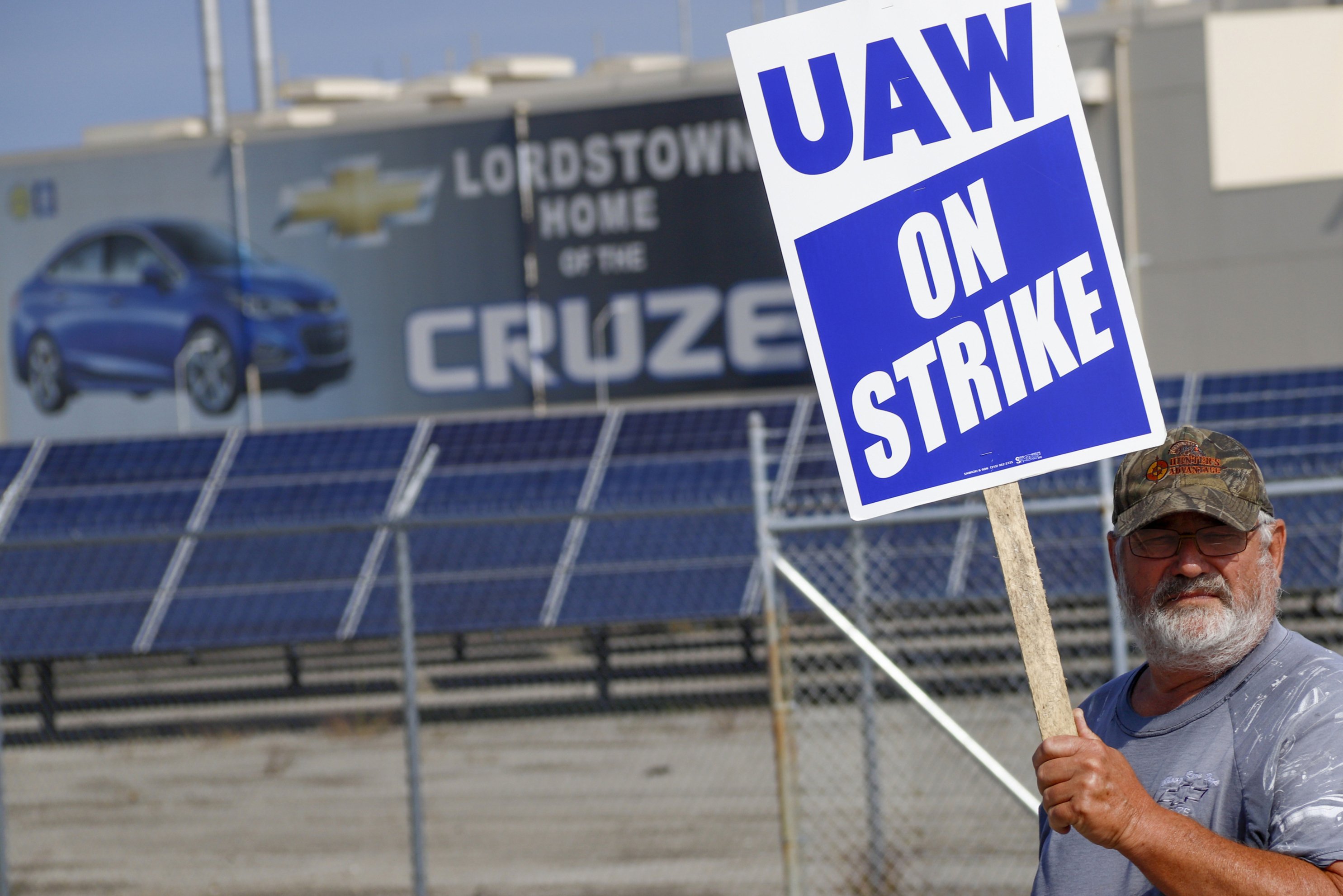 Autoworkers from closed plants fight new GM contract