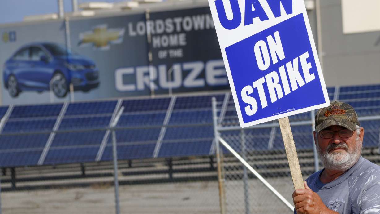 Autoworkers from closed plants fight new GM contract