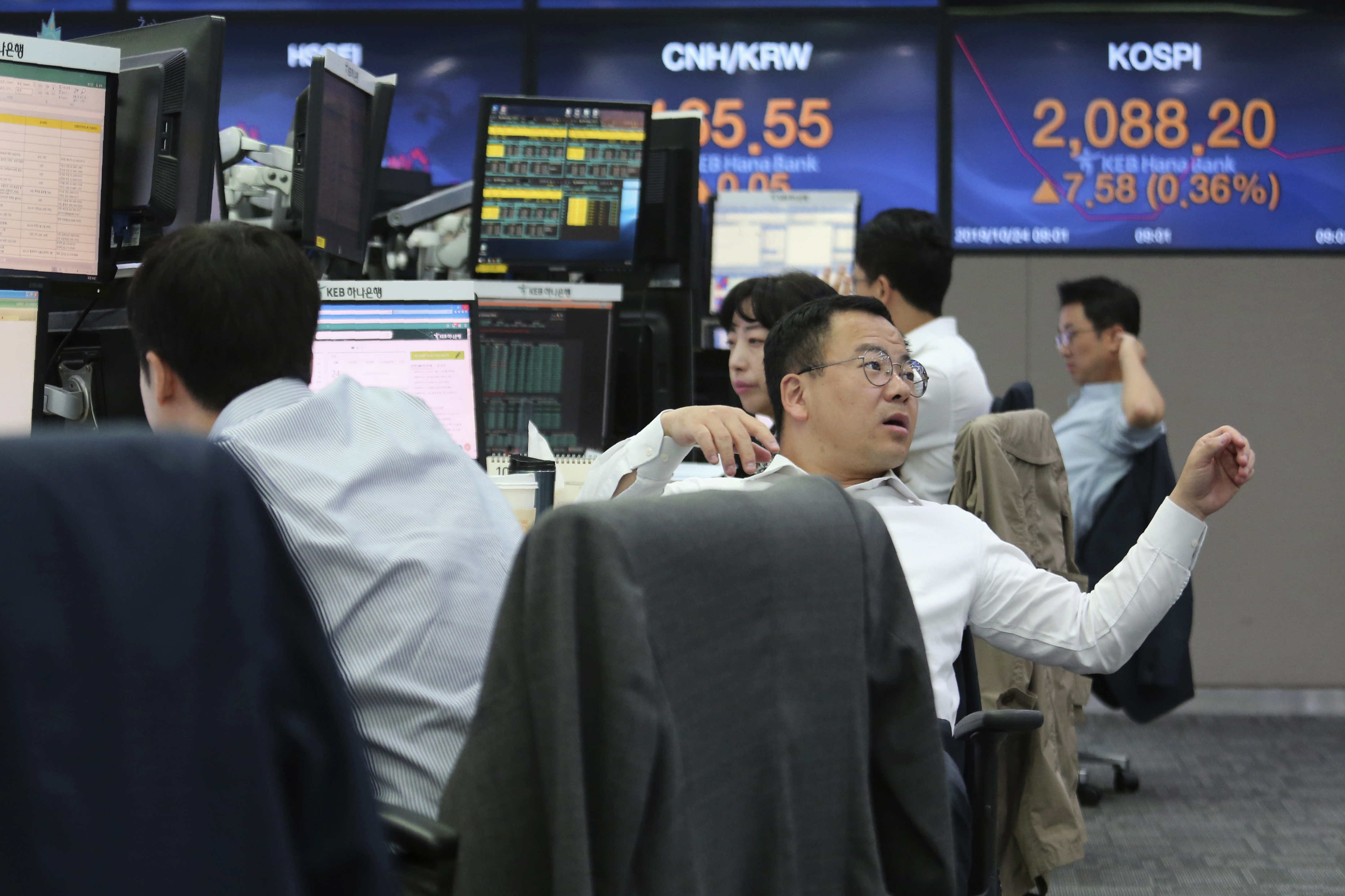 World shares advance as earnings remain in focus