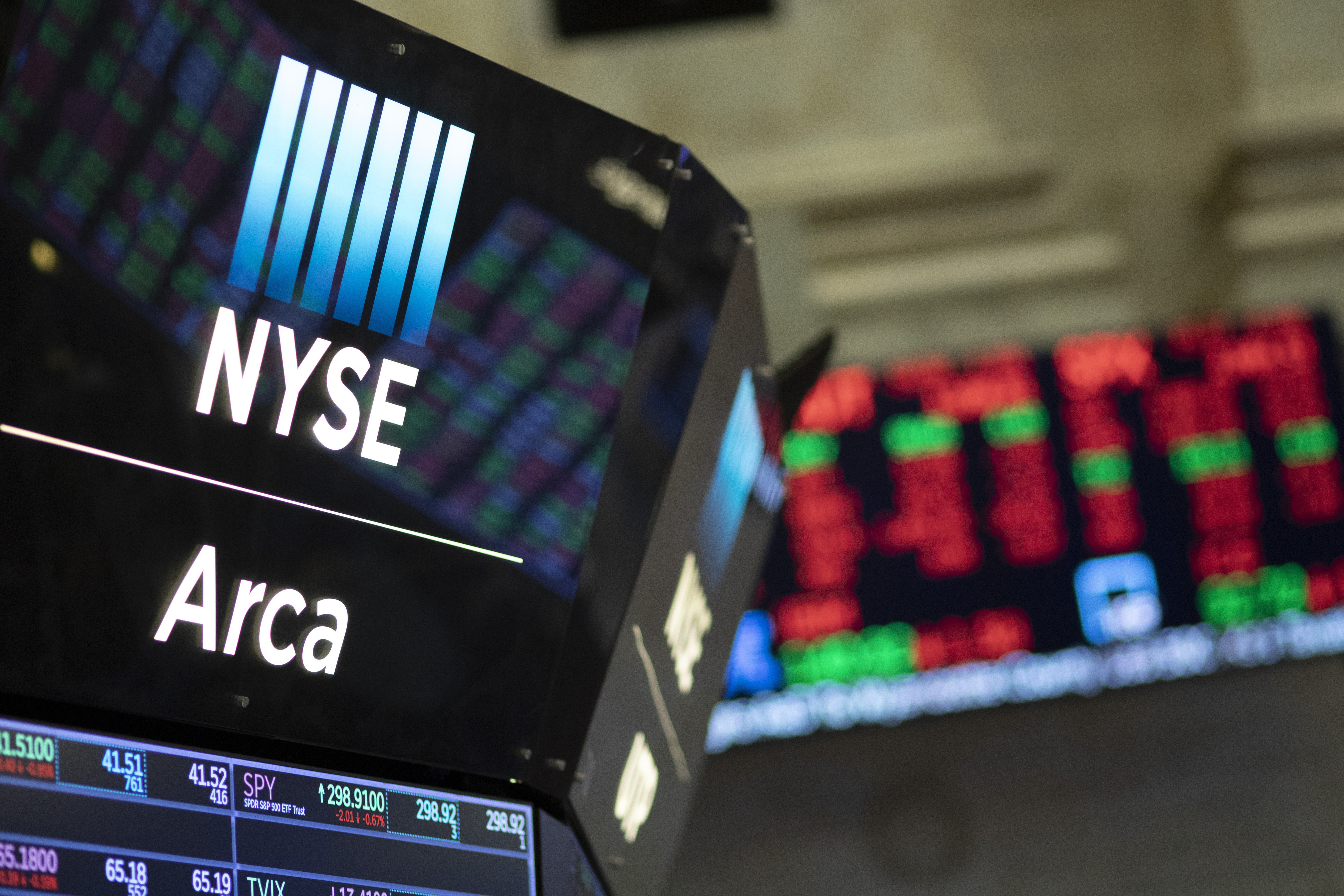 Asian shares mixed after US gains amid global uncertainties