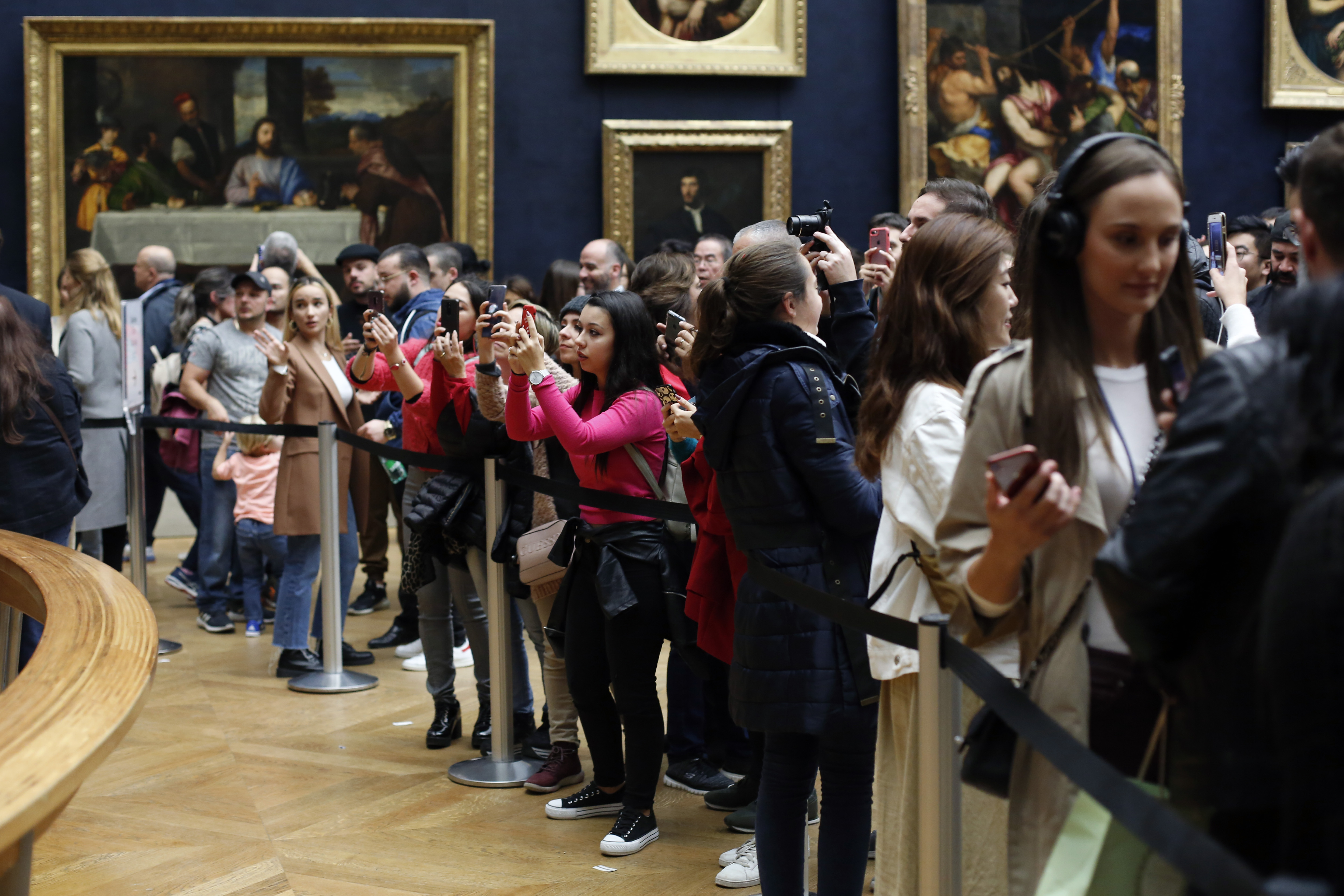 Da Vinci exhibition opens in Paris, proves a major success