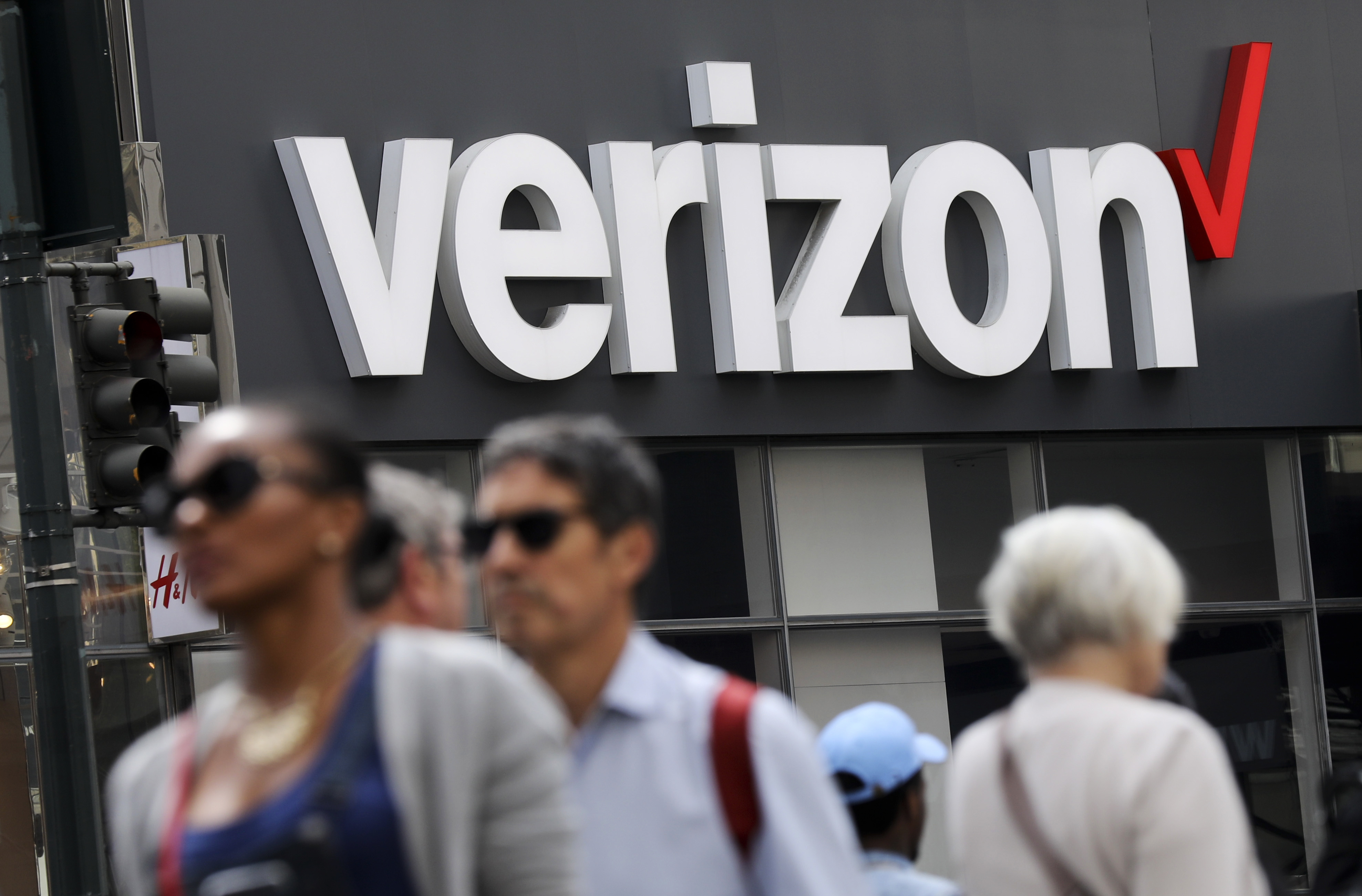 Verizon adds more cellphone customers in 3Q