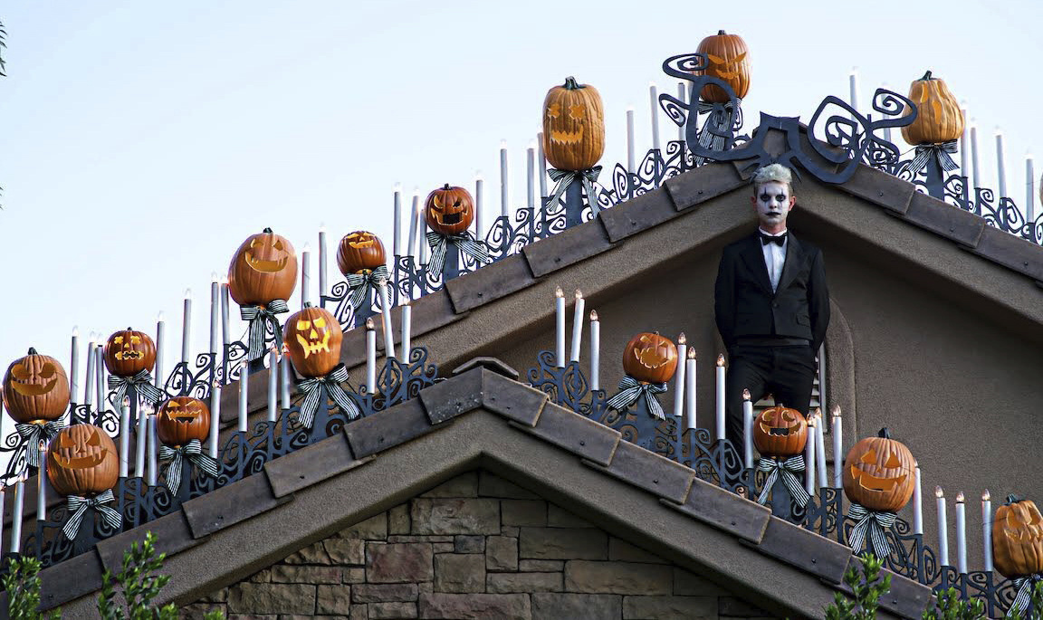 Professor's elaborate Halloween decor transforms Utah home