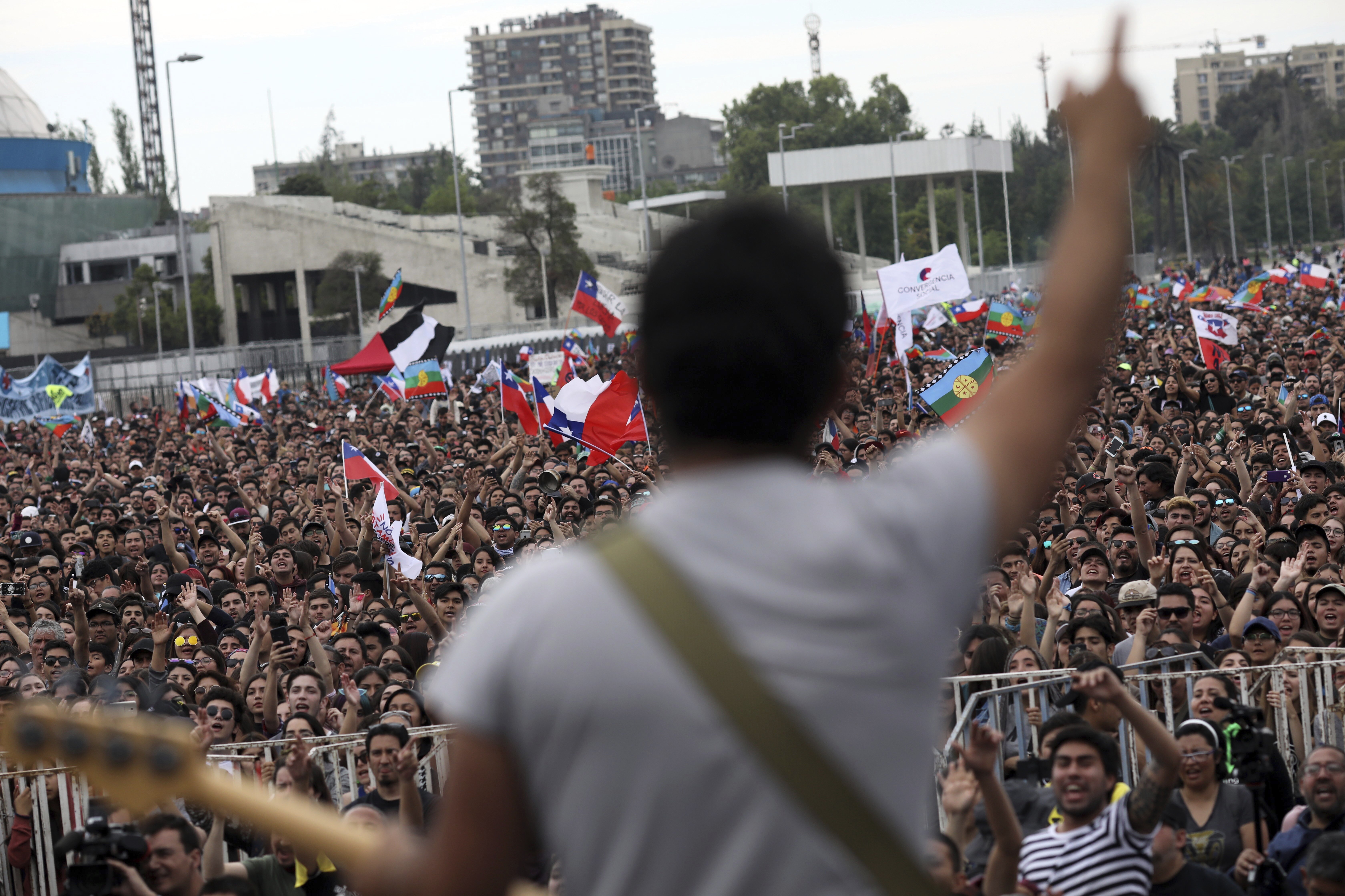 Fresh protests, looting erupt in Chile despite new Cabinet