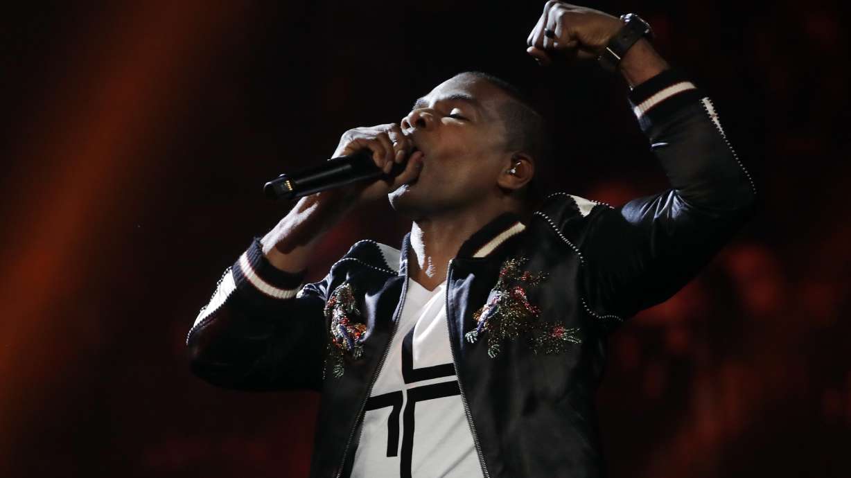 Gospel artist Kirk Franklin says he's boycotting Dove Awards