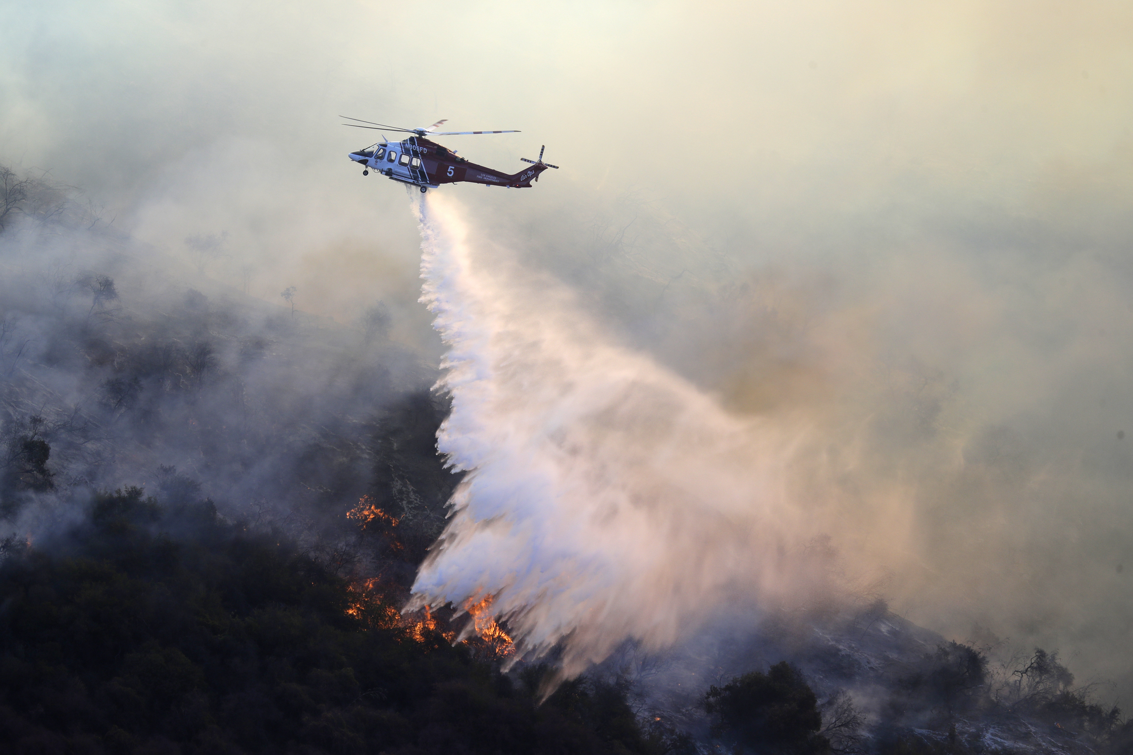 Wildfire forces residents, celebrities to flee