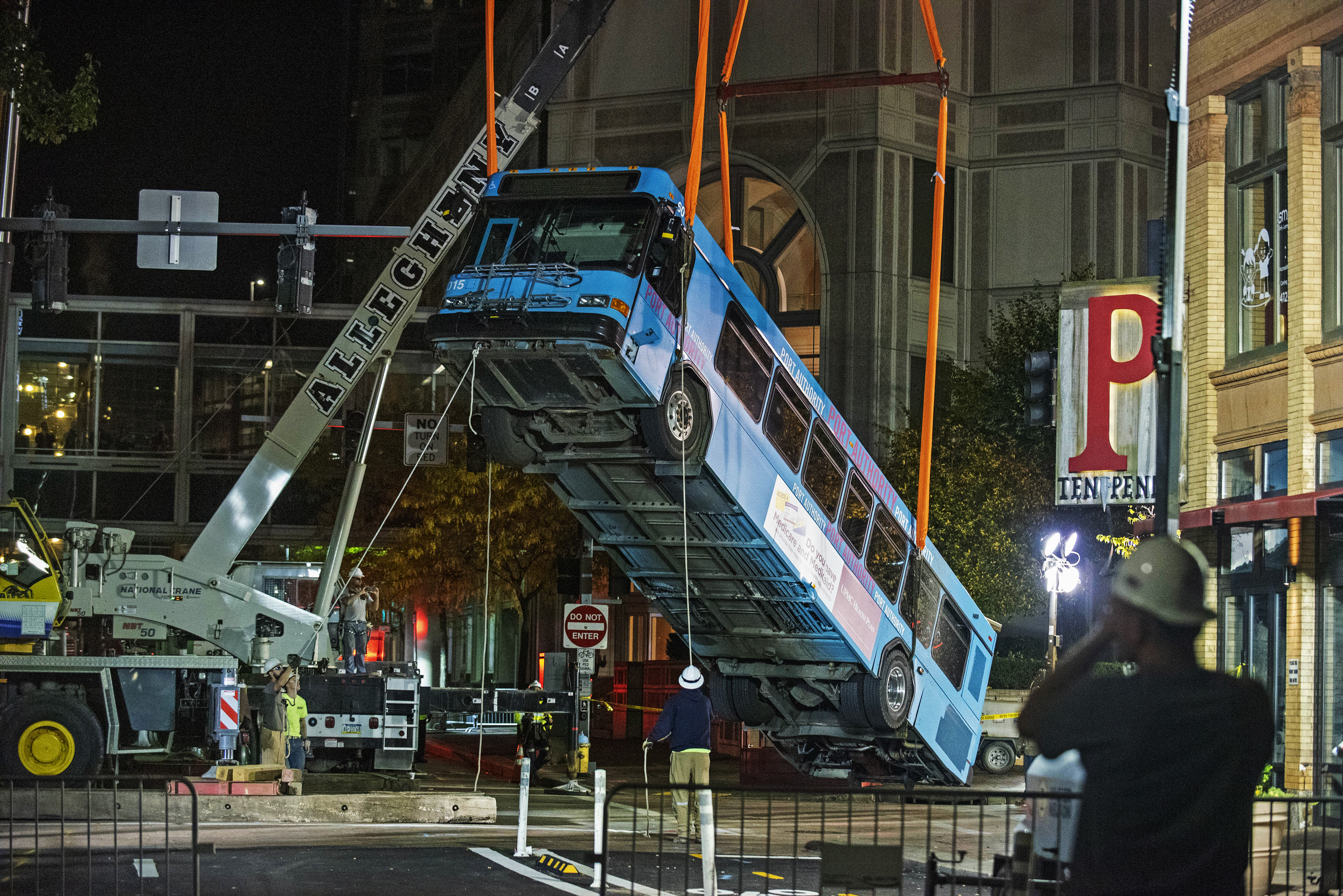 Cranes remove bus partially swallowed by Pittsburgh sinkhole