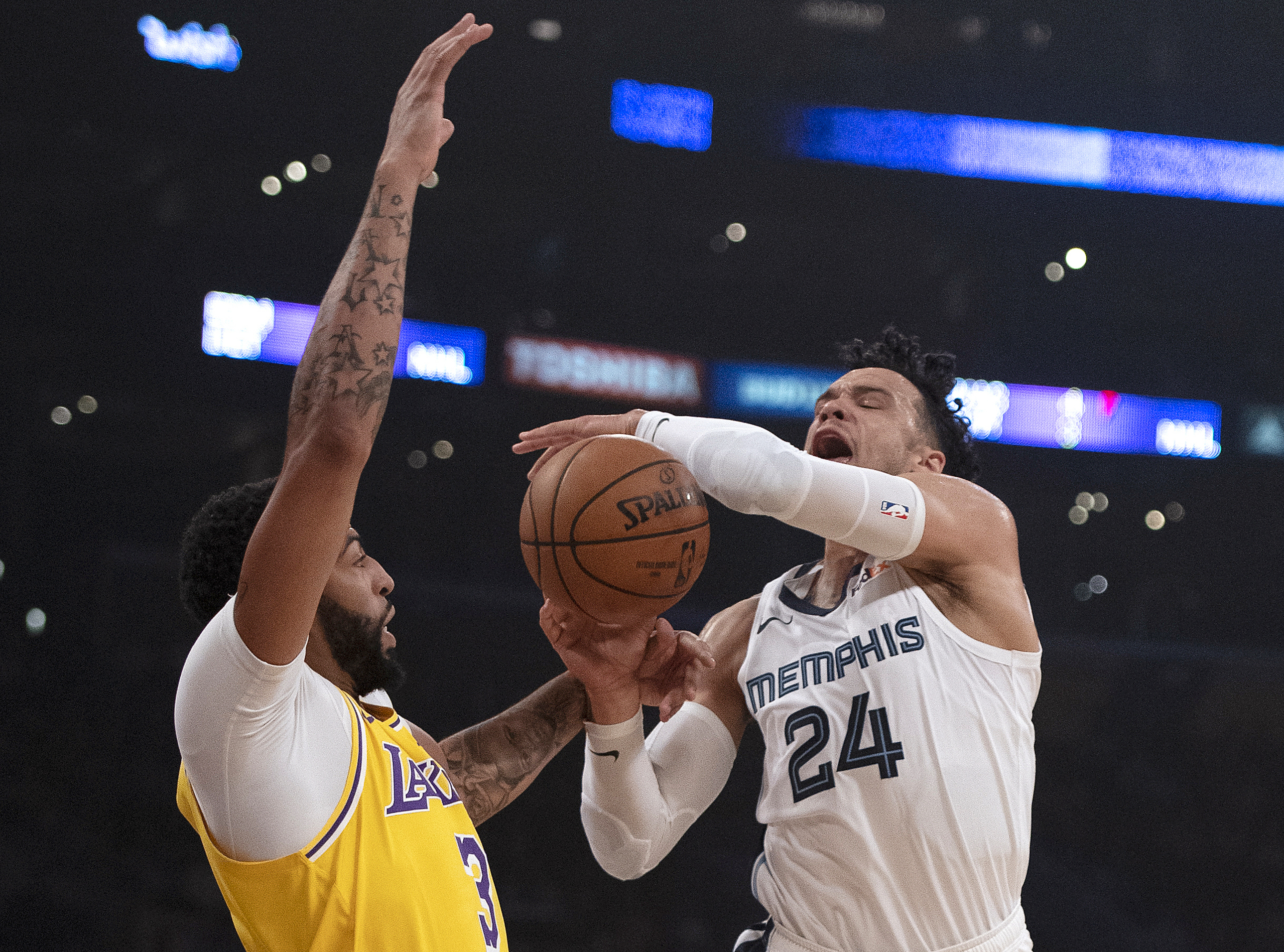 AD has 40 points, 20 rebounds in Lakers win over Grizzlies