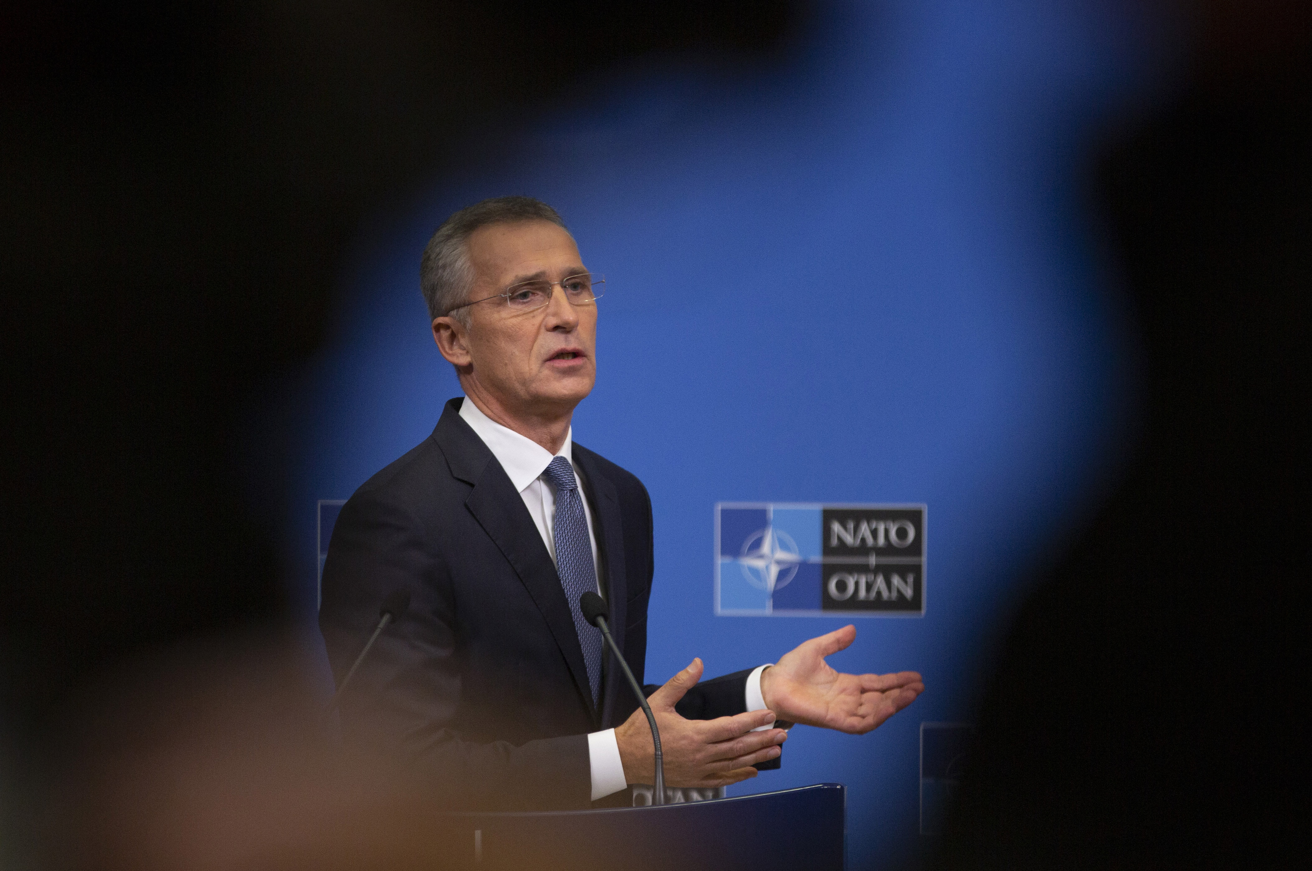 NATO chief lauds Ukraine's weaponry pullback in the east