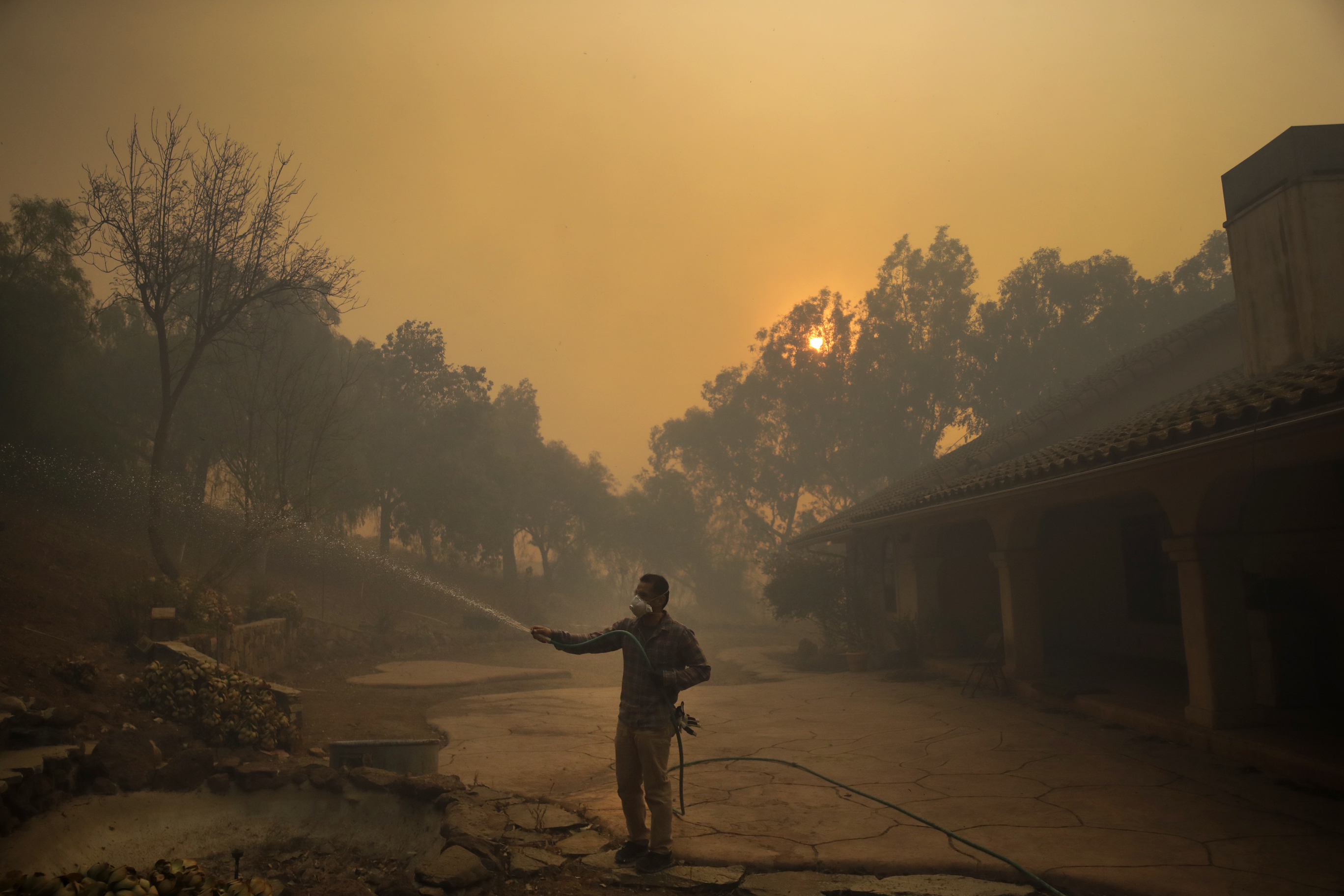Fires spare Reagan library but menace homes near Los Angeles