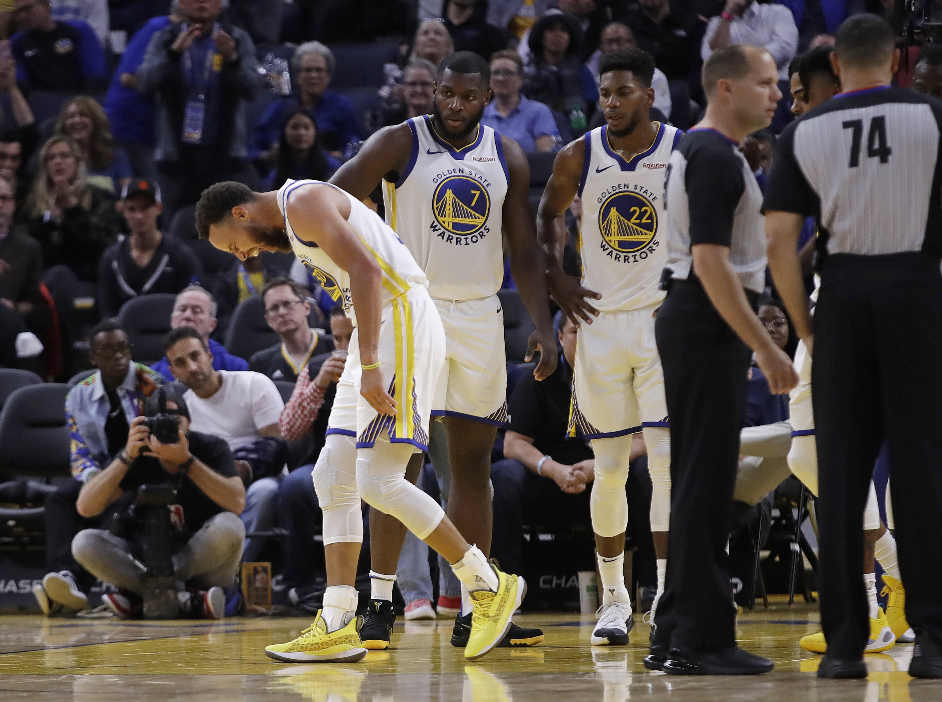 Warriors lose Stephen Curry to broken hand, look for answers