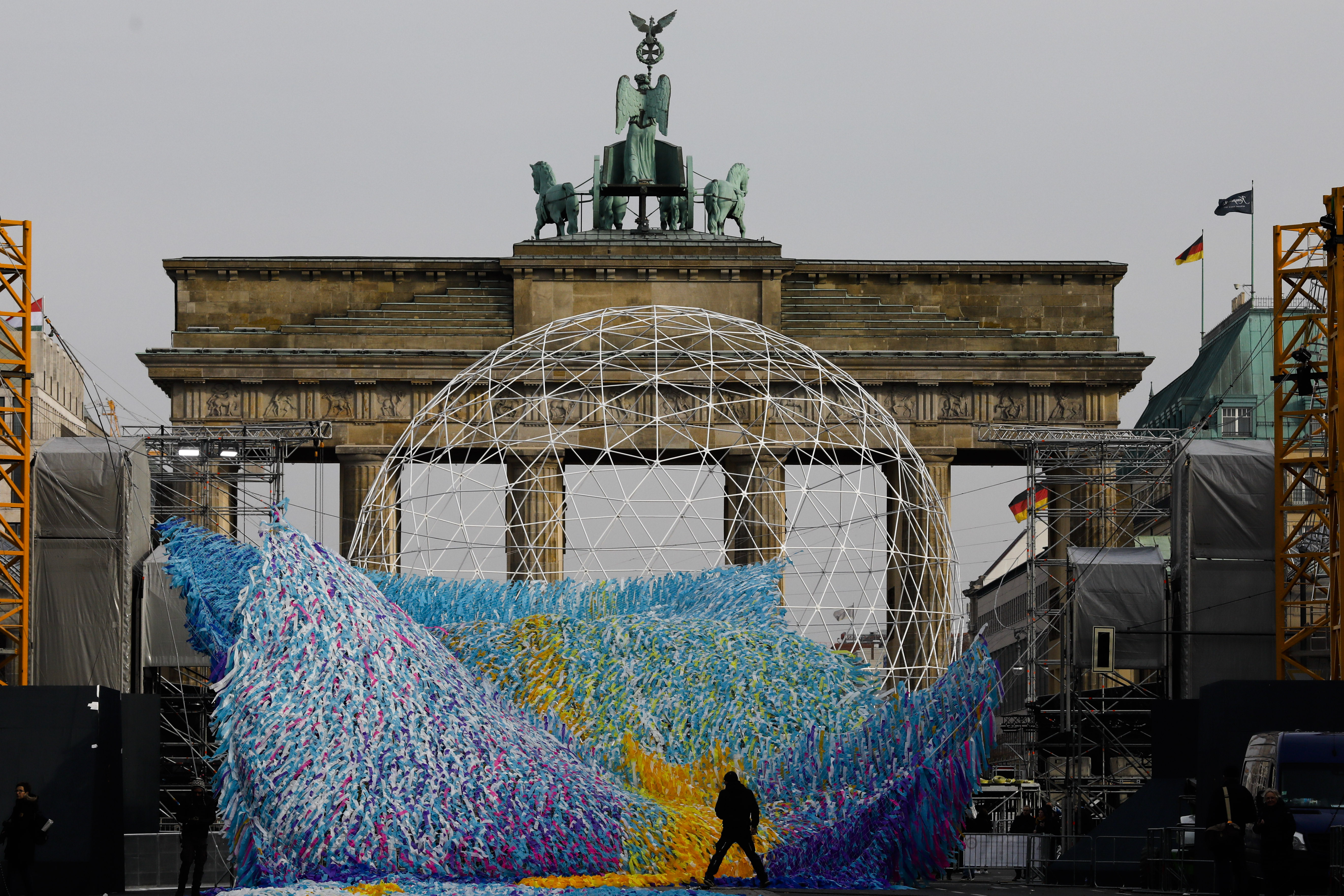 Messages of peace mark 30 years since fall of Berlin Wall
