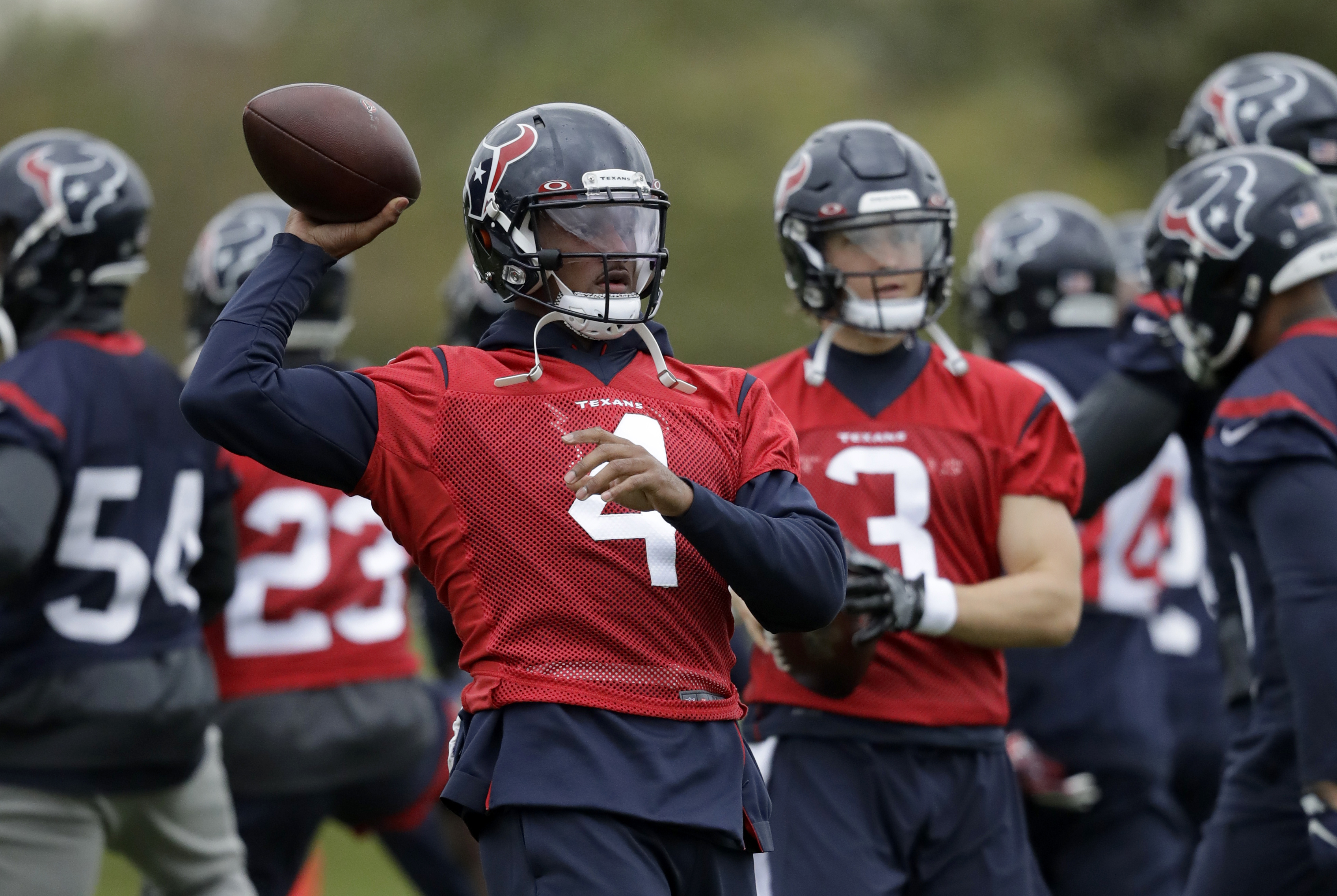 Texans QB Deshaun Watson dons visor at practice in London