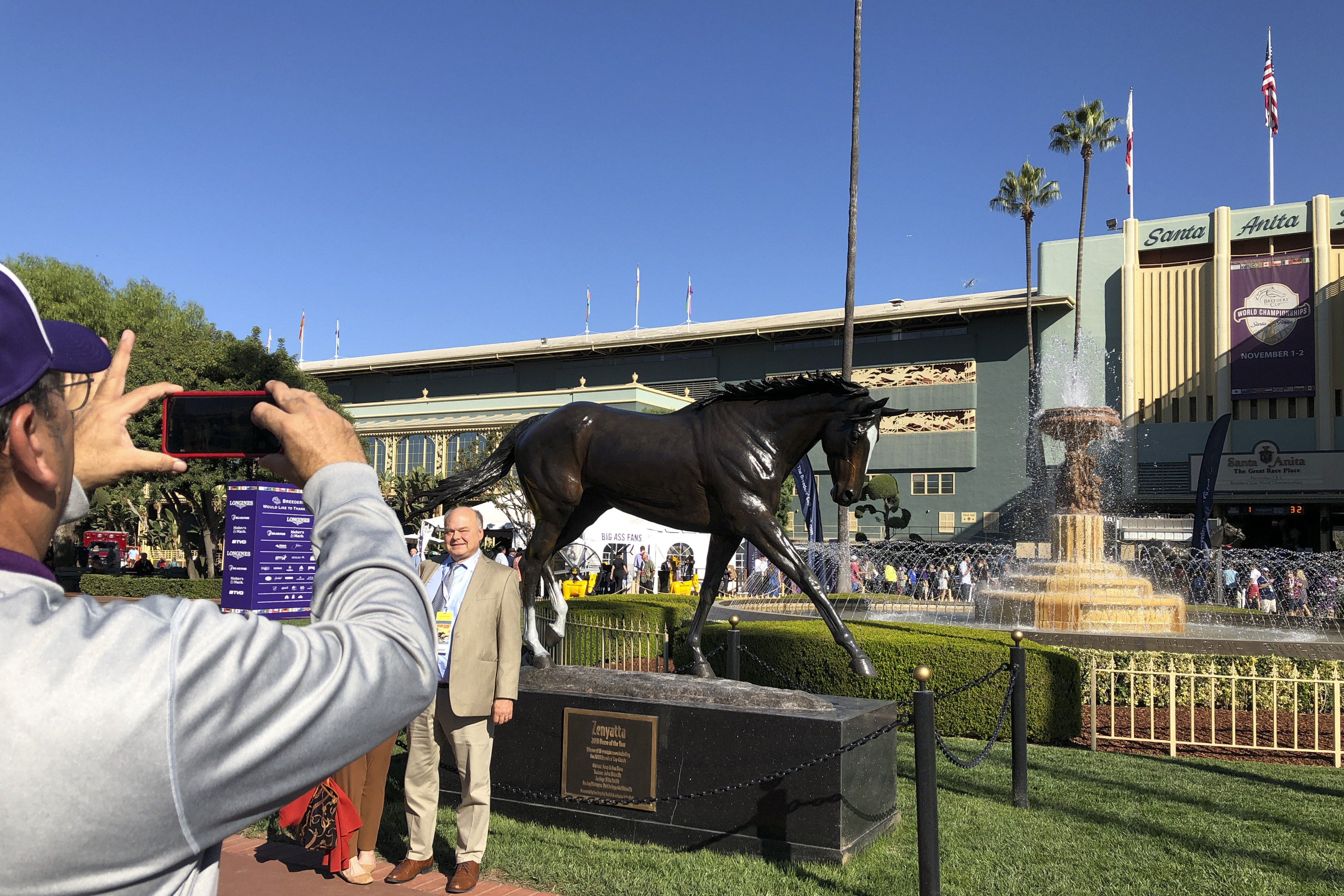 Fans stream into Santa Anita for Breeders' Cup