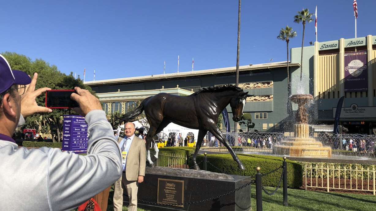 Fans stream into Santa Anita for Breeders' Cup