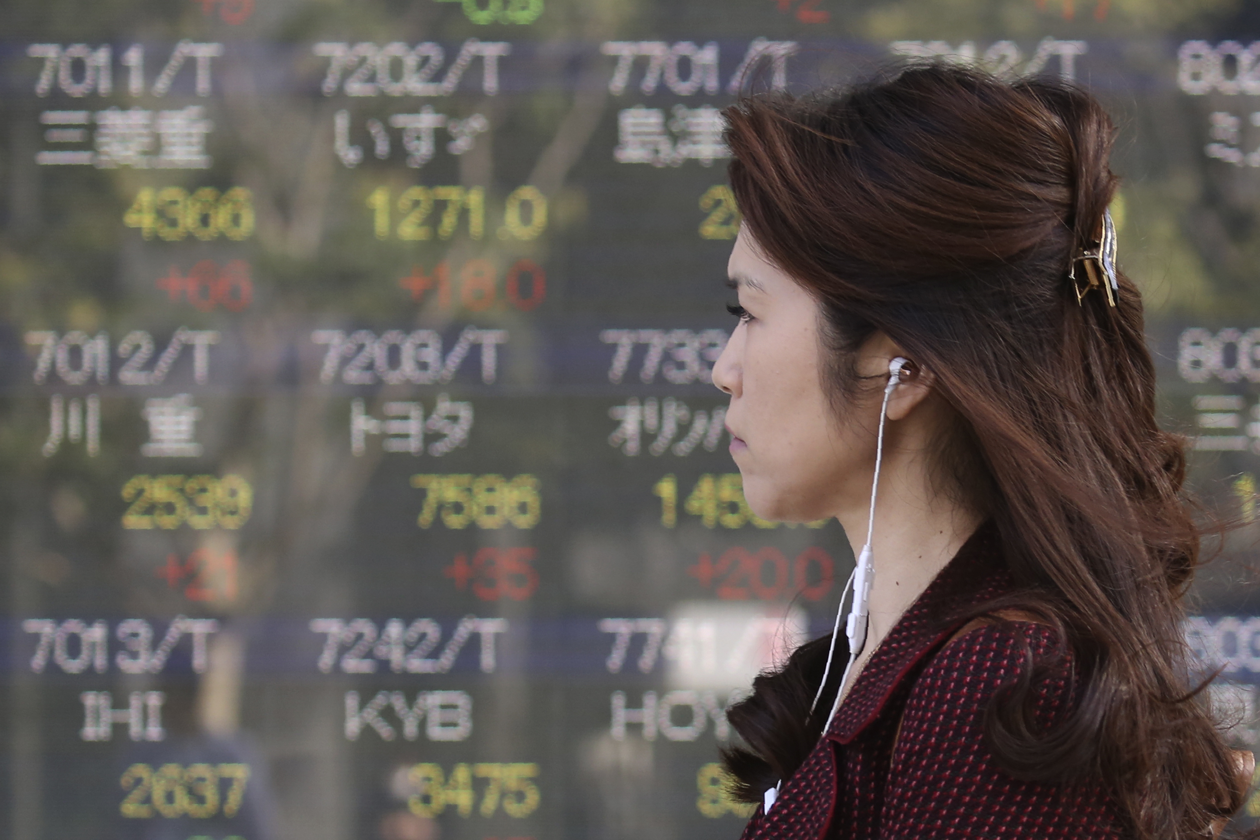 World shares rise on hopes for easing in US-China tensions